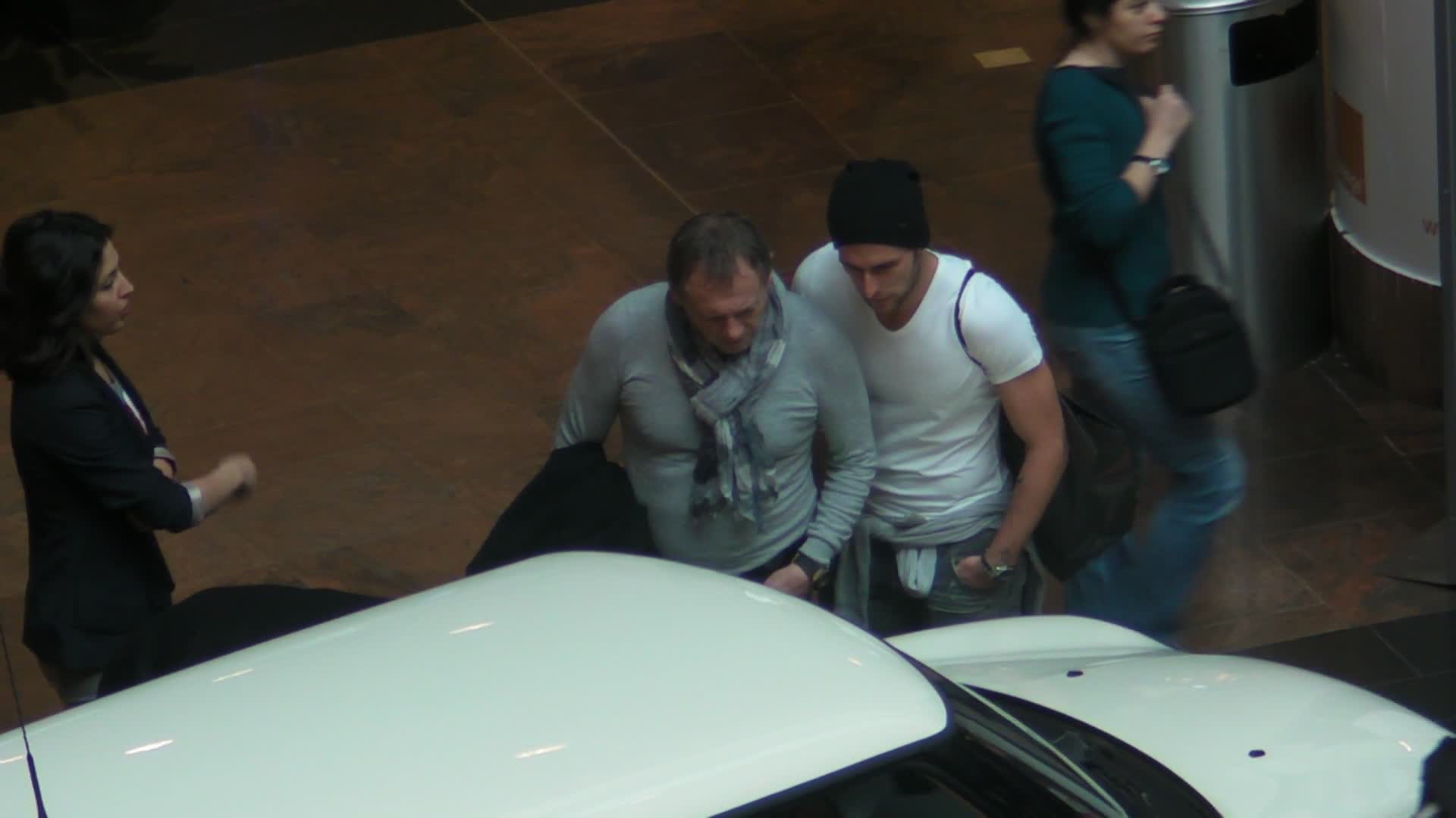 Autoturismul le-a atras atentia celor doi, asa ca l-au studiat de aproape