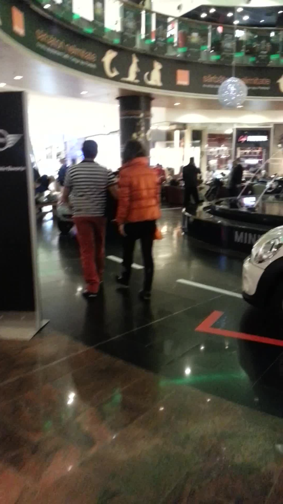 Daniel si Simona parasesc magazinul tinandu-se de mana, semn ca sedinta de shopping a fost una reusita