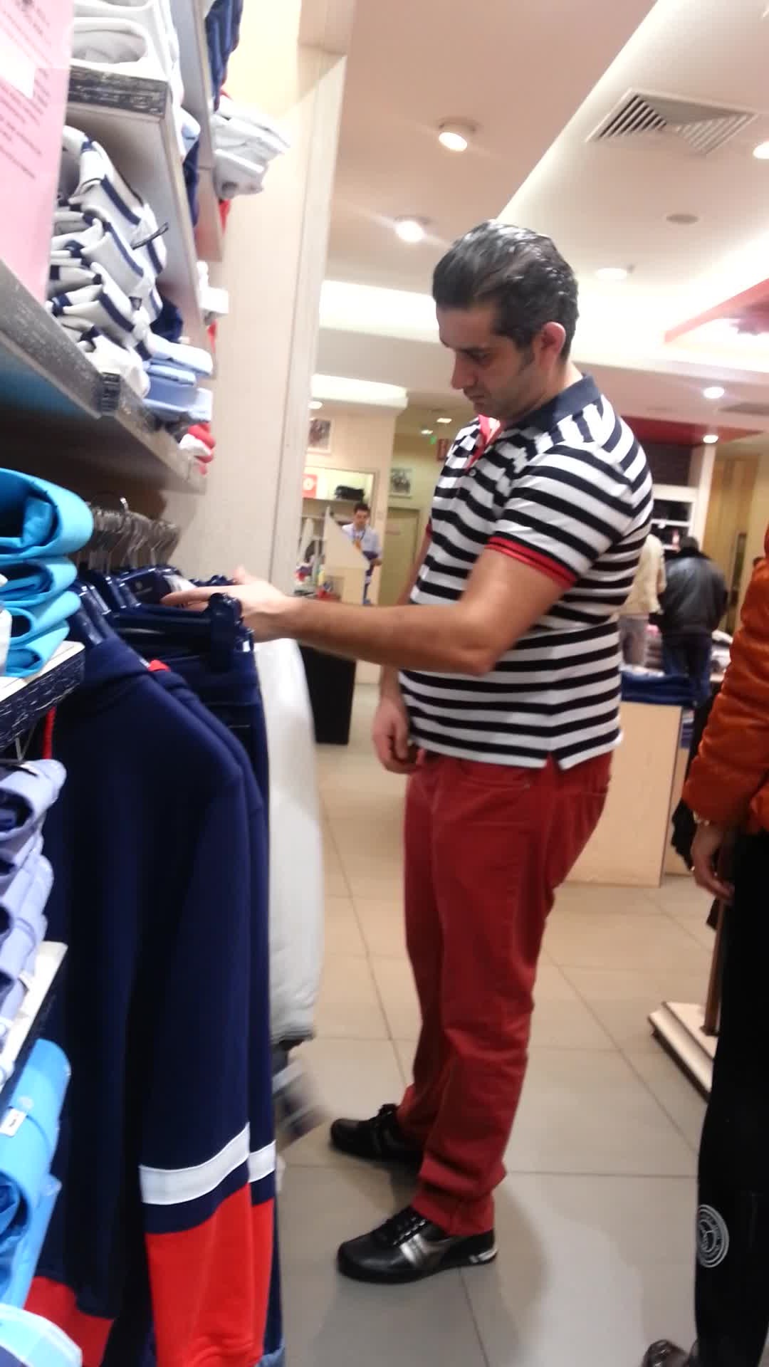 Daniel Onoriu arunca si el o privire prin rafturi