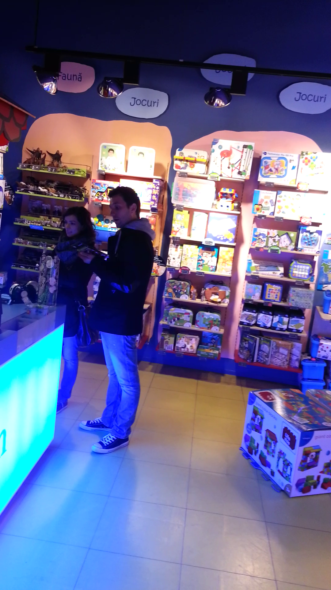 Cei doi realizatori TV au cerut cateva detalii vanzatoarei