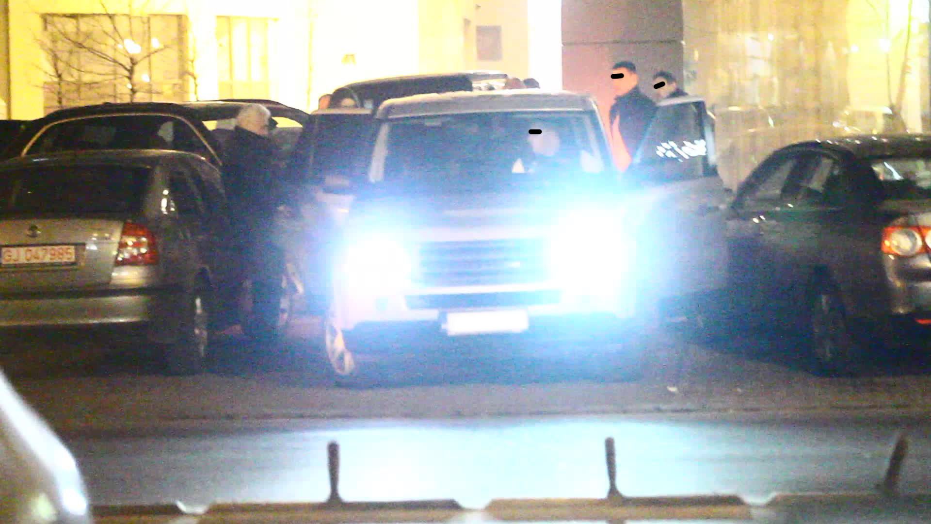 Impresarul si bruneta se urca in masina