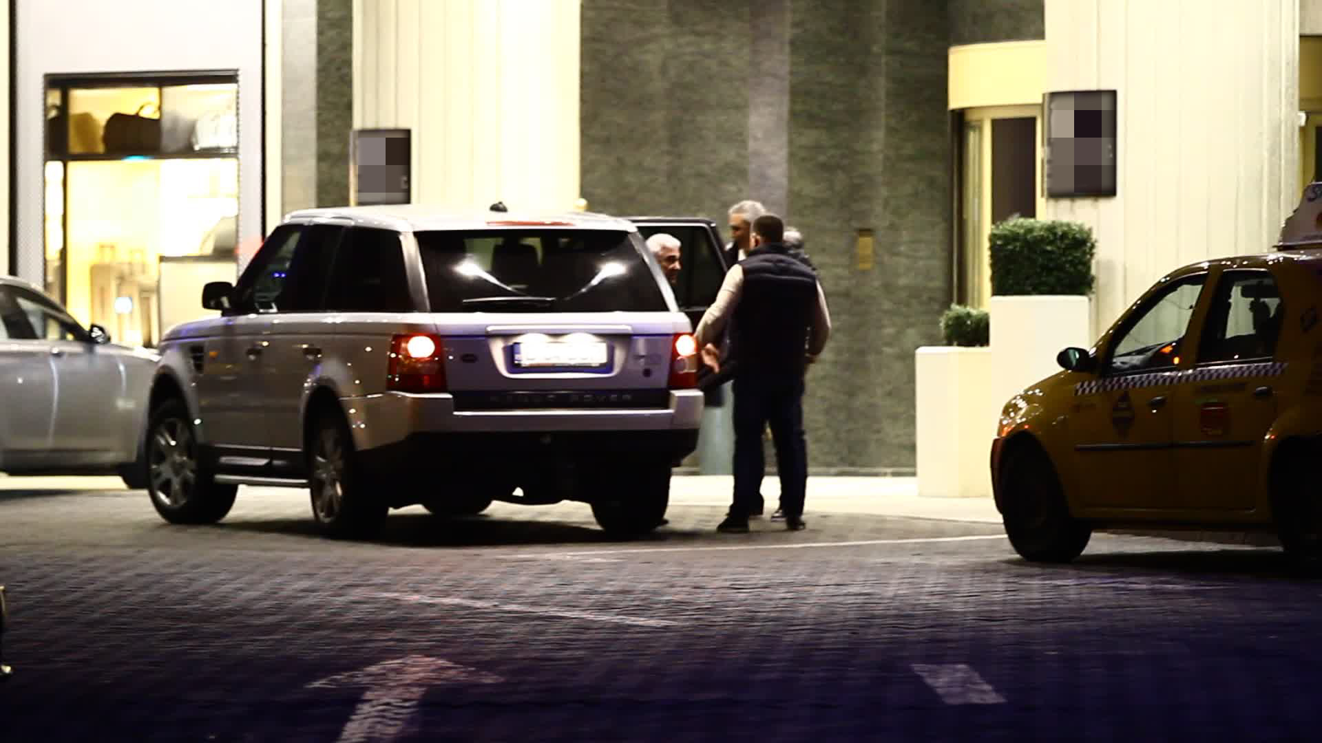 Impresarul si fostul international coboara din masina