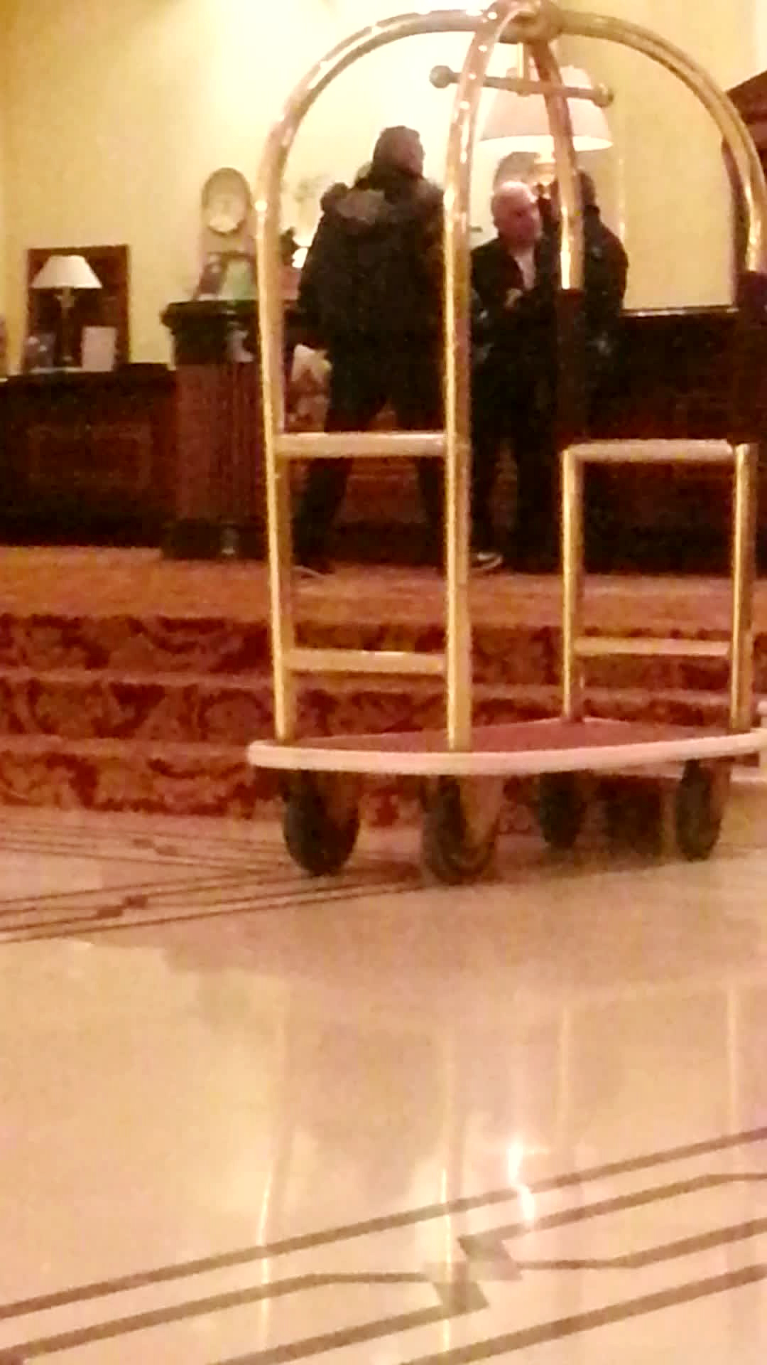 Cei doi discuta la receptia hotelului