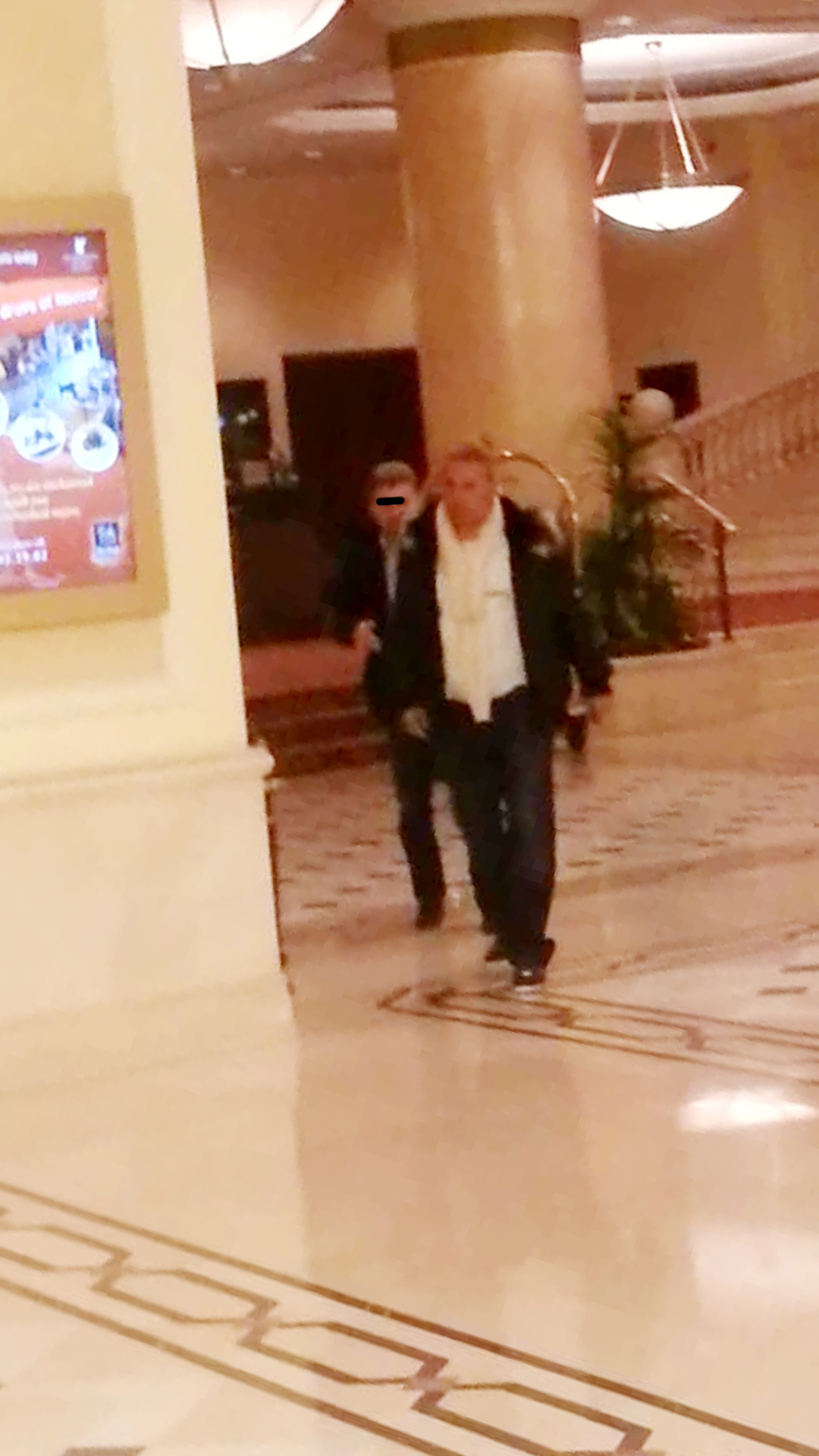 Stoichkov se indreapta spre lift si urca in camera