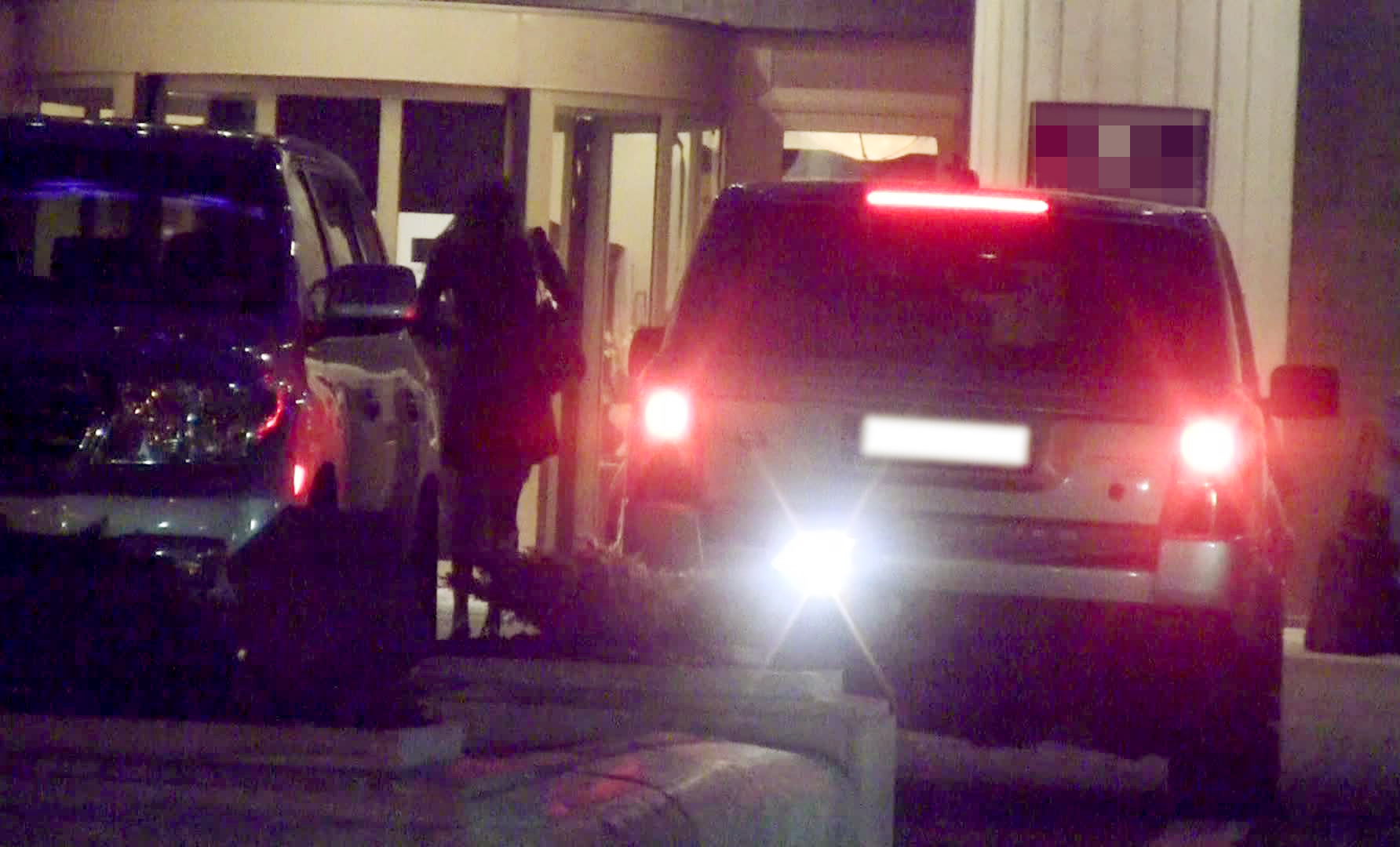 Bruneta coboara din masina impresarului si intra in hotel