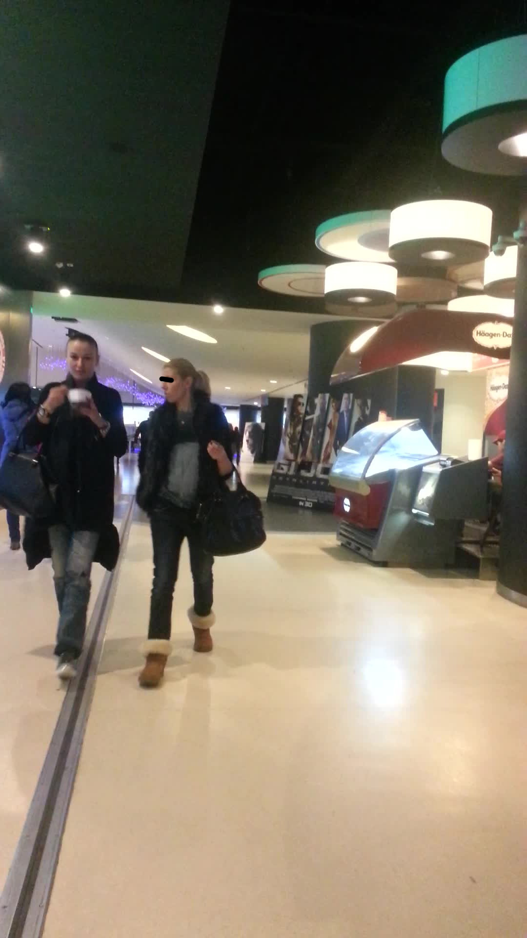 Raluca Sandu a mancat o cutie de inghetata inainte de a intra la film