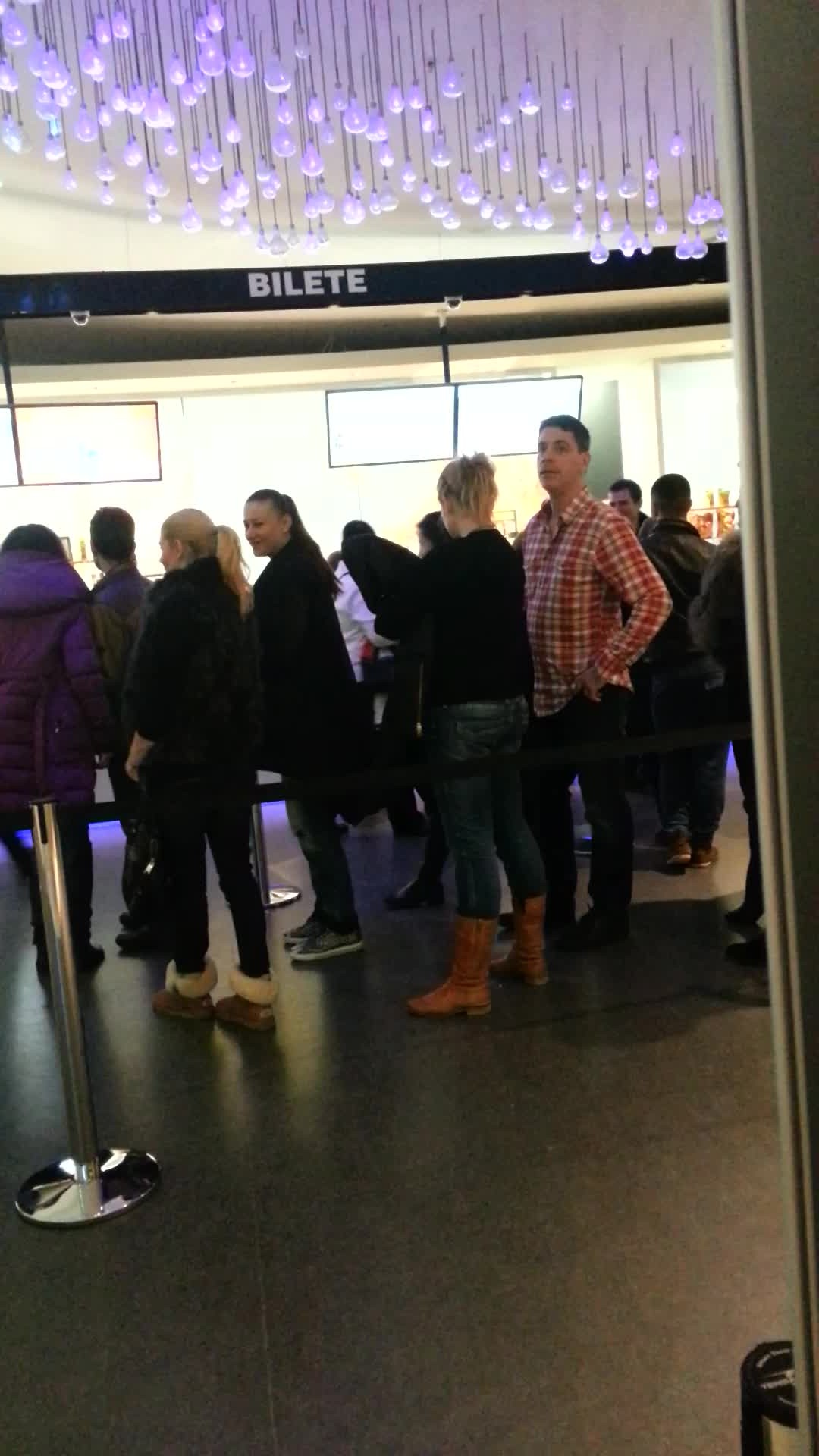 Fiica presedintelui FRF si prietena sa la coada la bilete