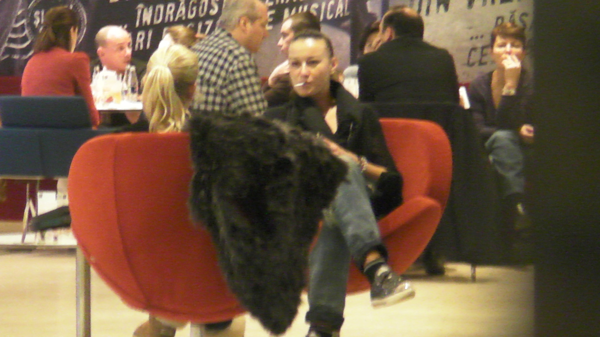 Raluca a avut timp si de o tigara inainte de a intra la film