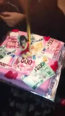 Petrecaretii au avut parte de un tort tapetat cu euro