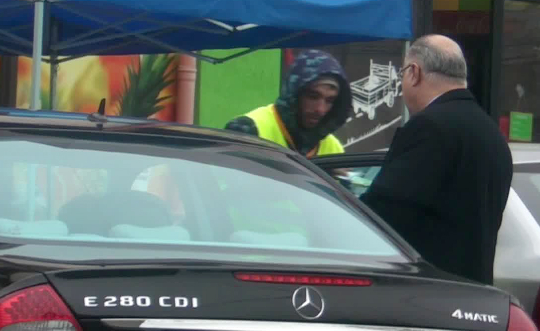 Marius Marinescu pune la cale o surpriza pentru celebra avocata Paula Iacob. Il roaga pe parcangiu sa ii duca ceva