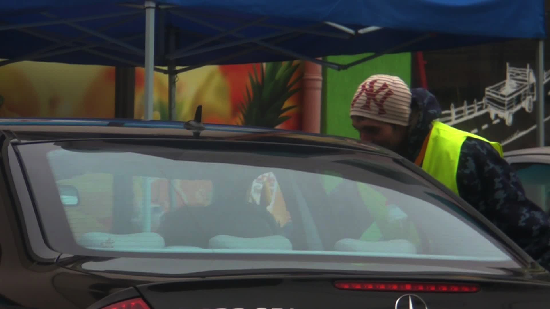 Parcangiul se apropie timid de Paula Iacob si ii ofera o lalea galbena. Impresionata, avocata o primeste zambind