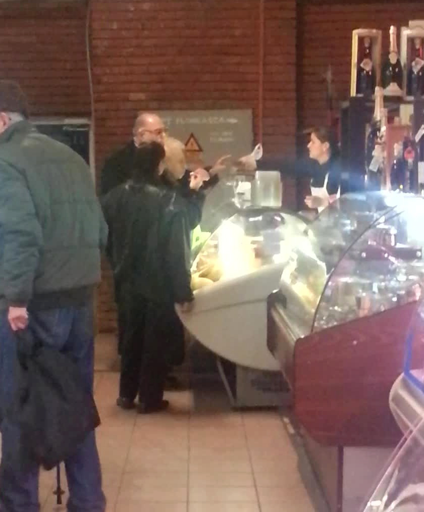 Dupa asemenea surpriza, Paula Iacob trece..la treaba! Mai exact la cumparaturi pentru o mica petrecere de ziua ei. si de pe masa nu putea sa lipseasca...branza! dar care trebuie sa fie musai pe gustul avocatei