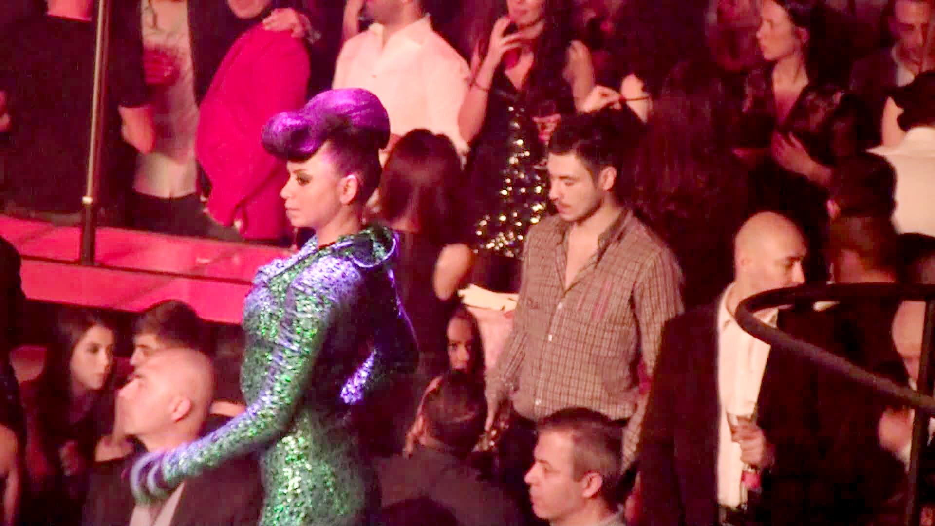 Ca un Cassanova care se respecta, juniorul se afiseaza in fiecare seara de club cu o alta diva. De data aceasta, a venit cu o bruneta