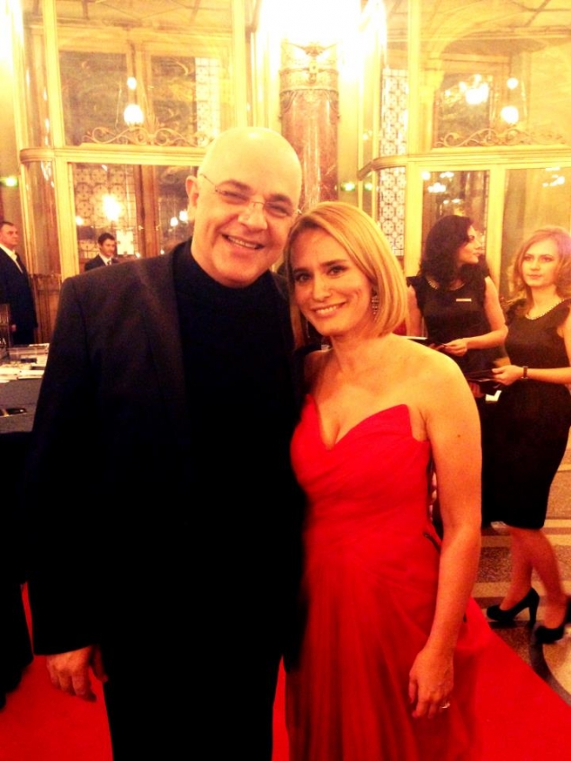 Esca a întors toată privirele la Gala Mediafax! Ştirista a fost superbă într-o rochie roşie, ce-i punea decolteul în evidenţă!