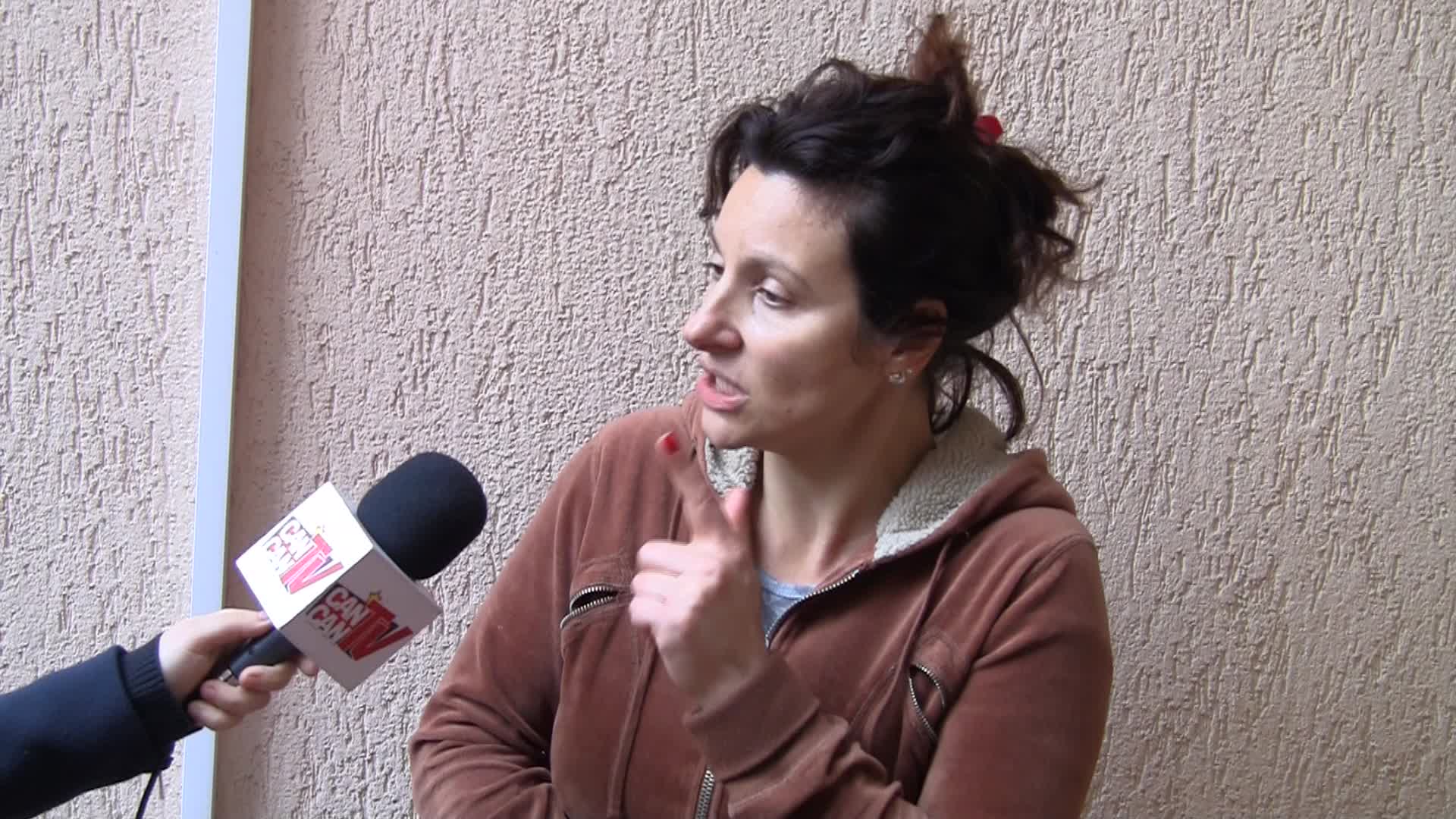 Mama tinerei spune ca executorul judecatoresc s-a aruncat in fata masinii