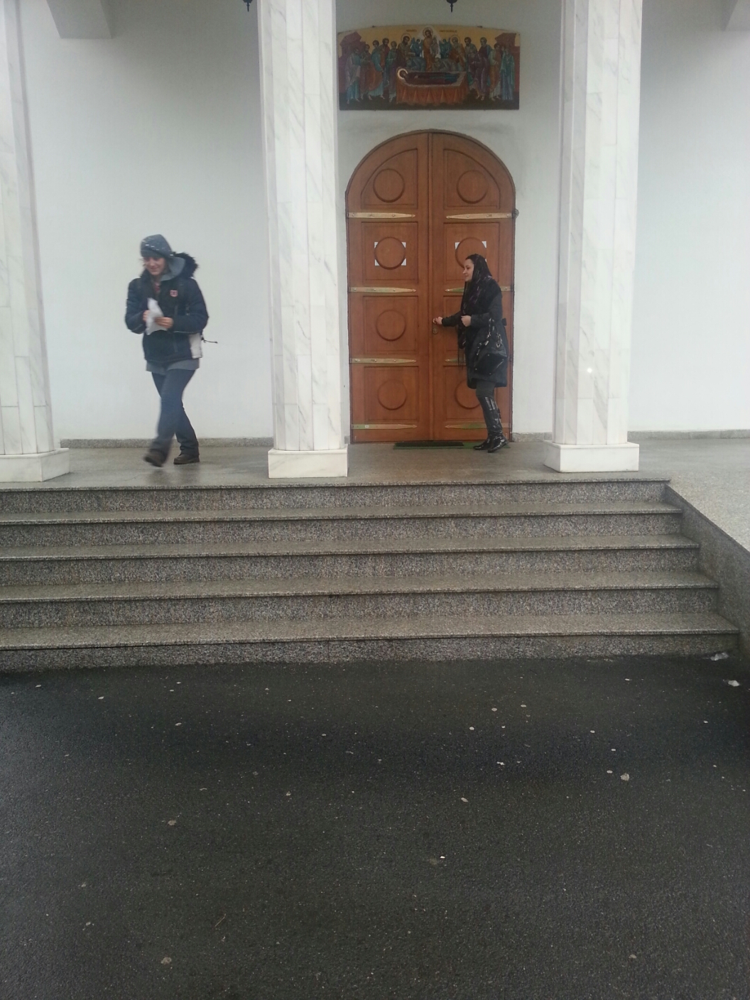 Silvana trece zilnic pe la biserica de langa spital, pentru a se ruga pentru sanatatea fratelui si a prietenei sale