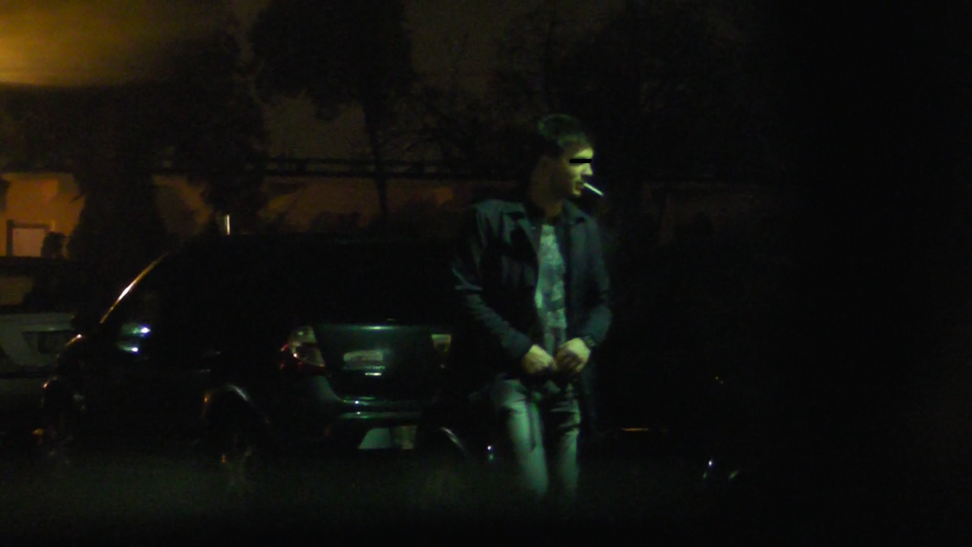 Crezand ca nu-l vede nimeni, tanarul s-a 