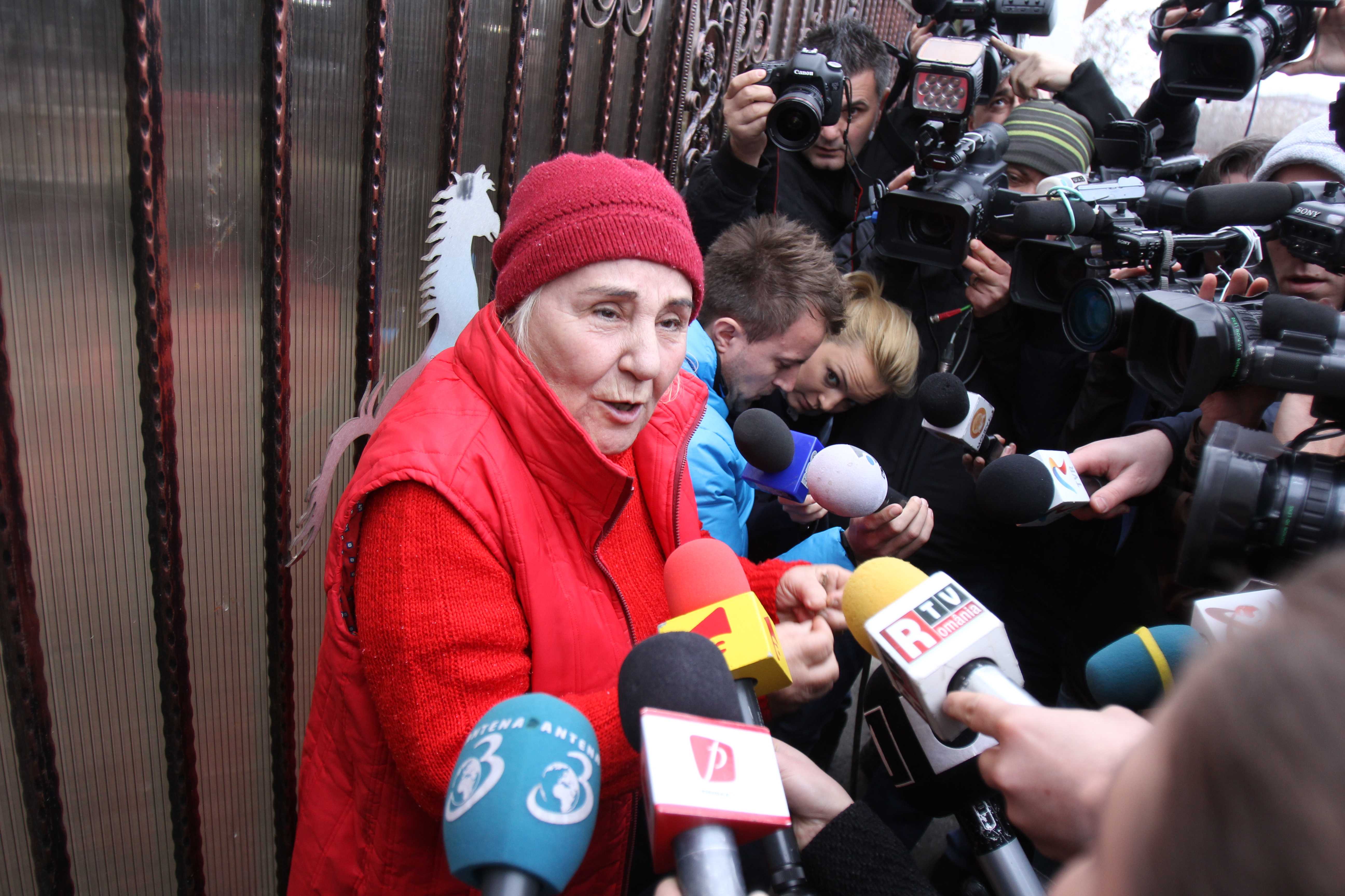 Mimi Camatareasa, nervoasa la intalnirea cu politistii si jurnalistii