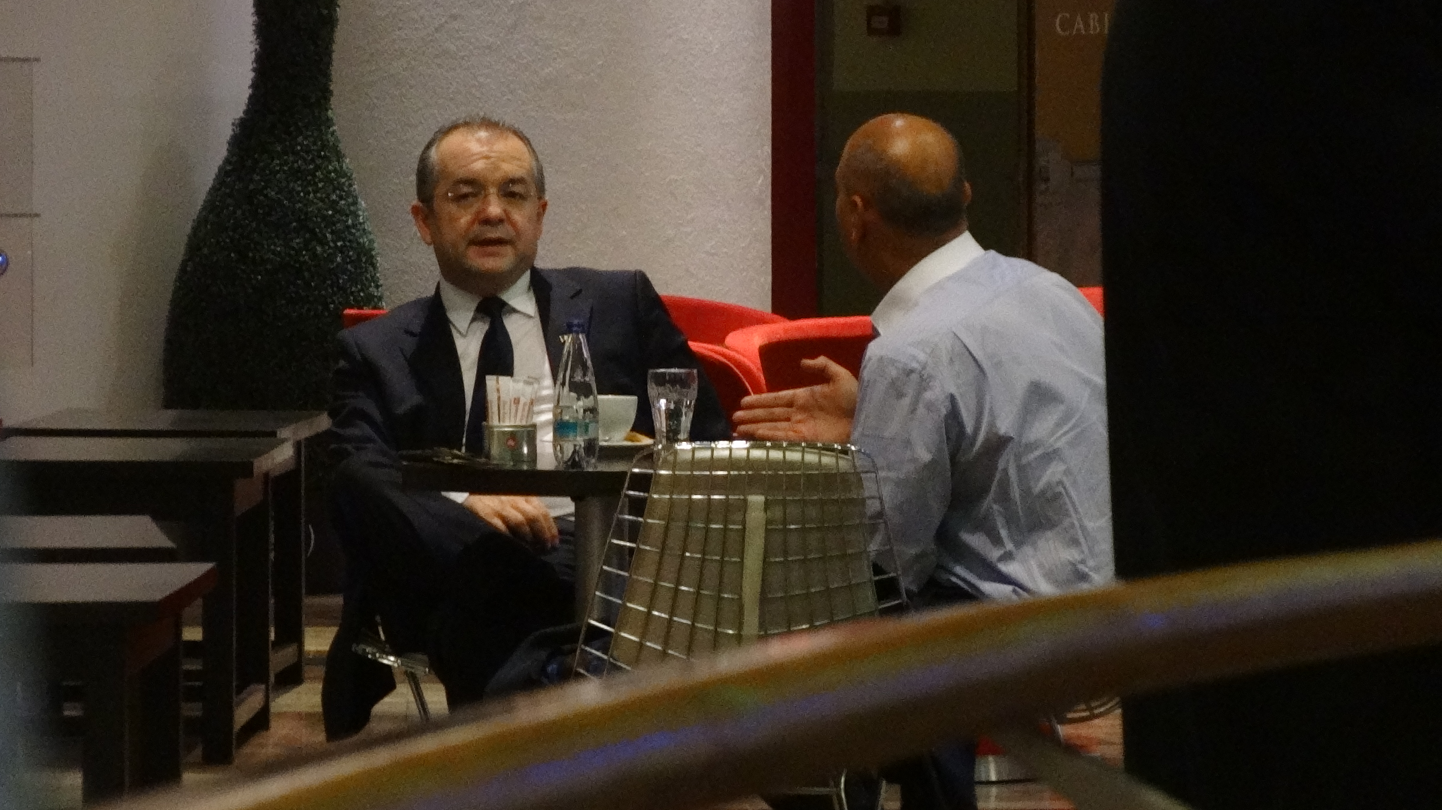 Emil Boc, relaxat la o cafea