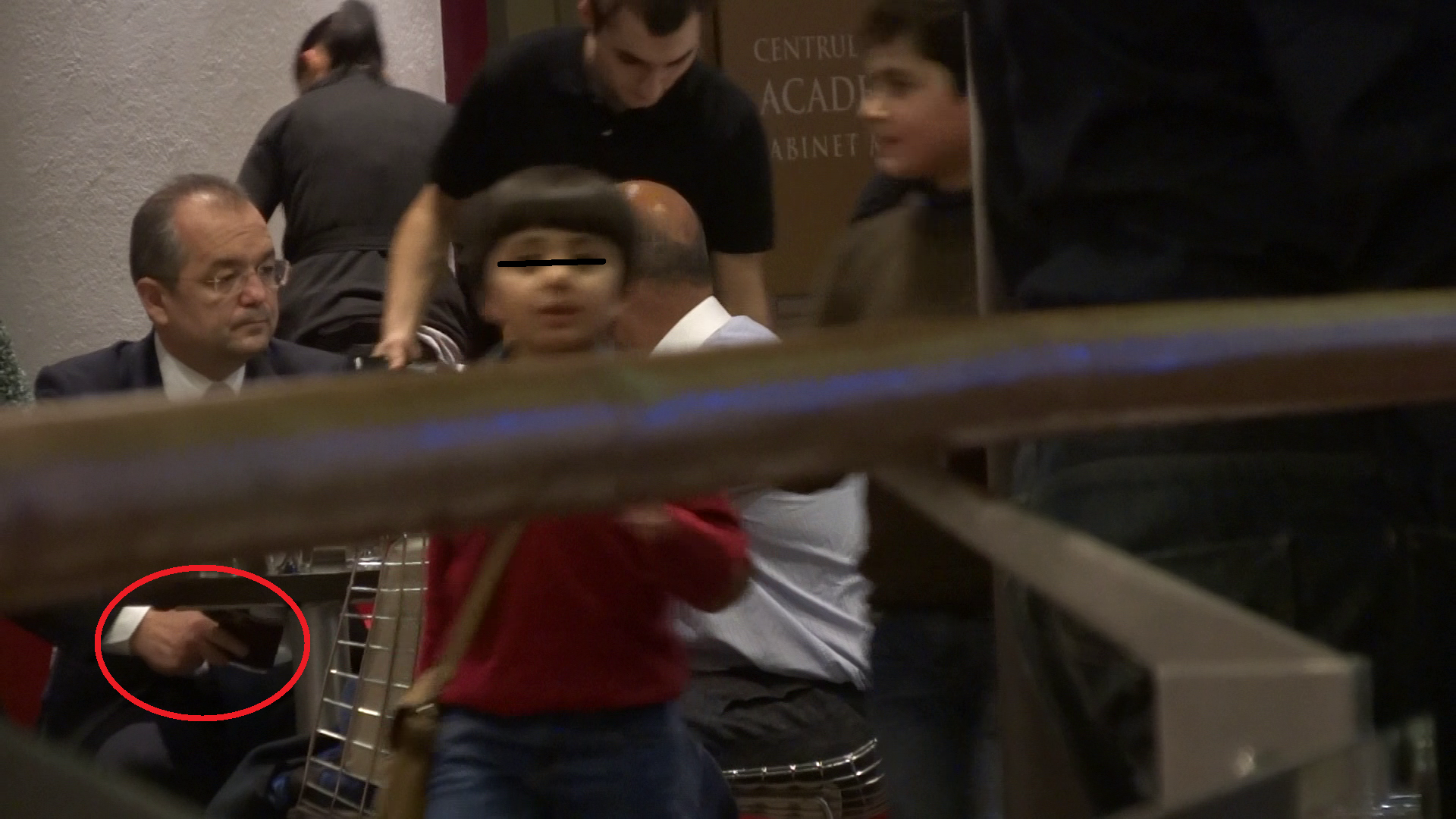 Emil Boc a dat bacsisul pe sub masa