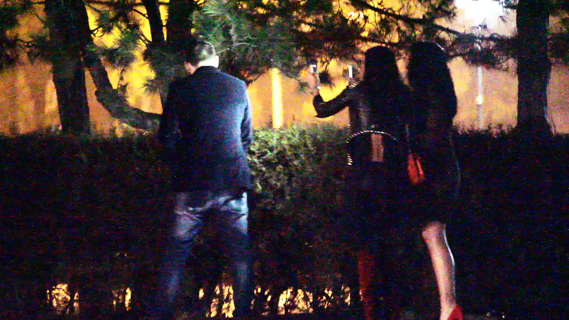 Fetele au pornit camera de la telefon imediat ce Versace si-a desfacut slitul