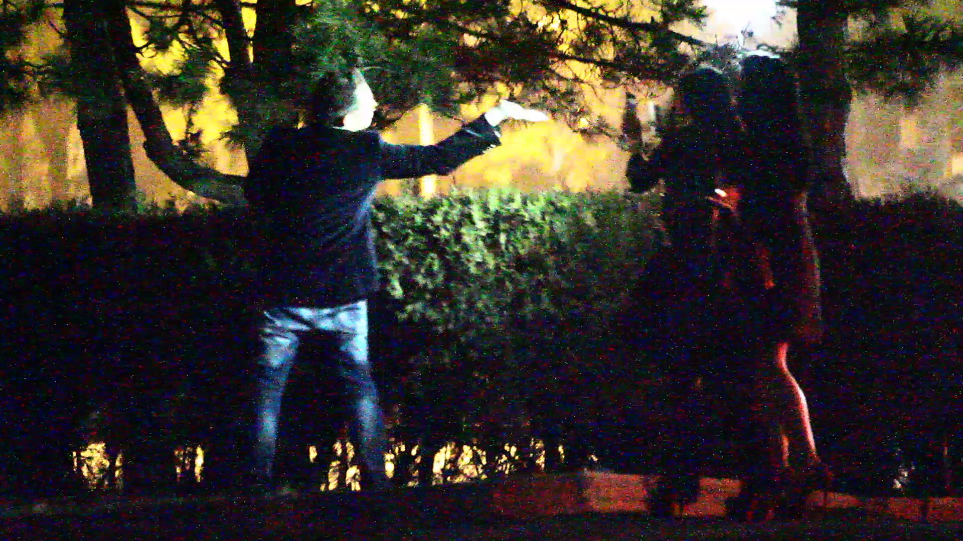 Pozeaza intr-un artist desavarsit, spre amuzamentul fetelor