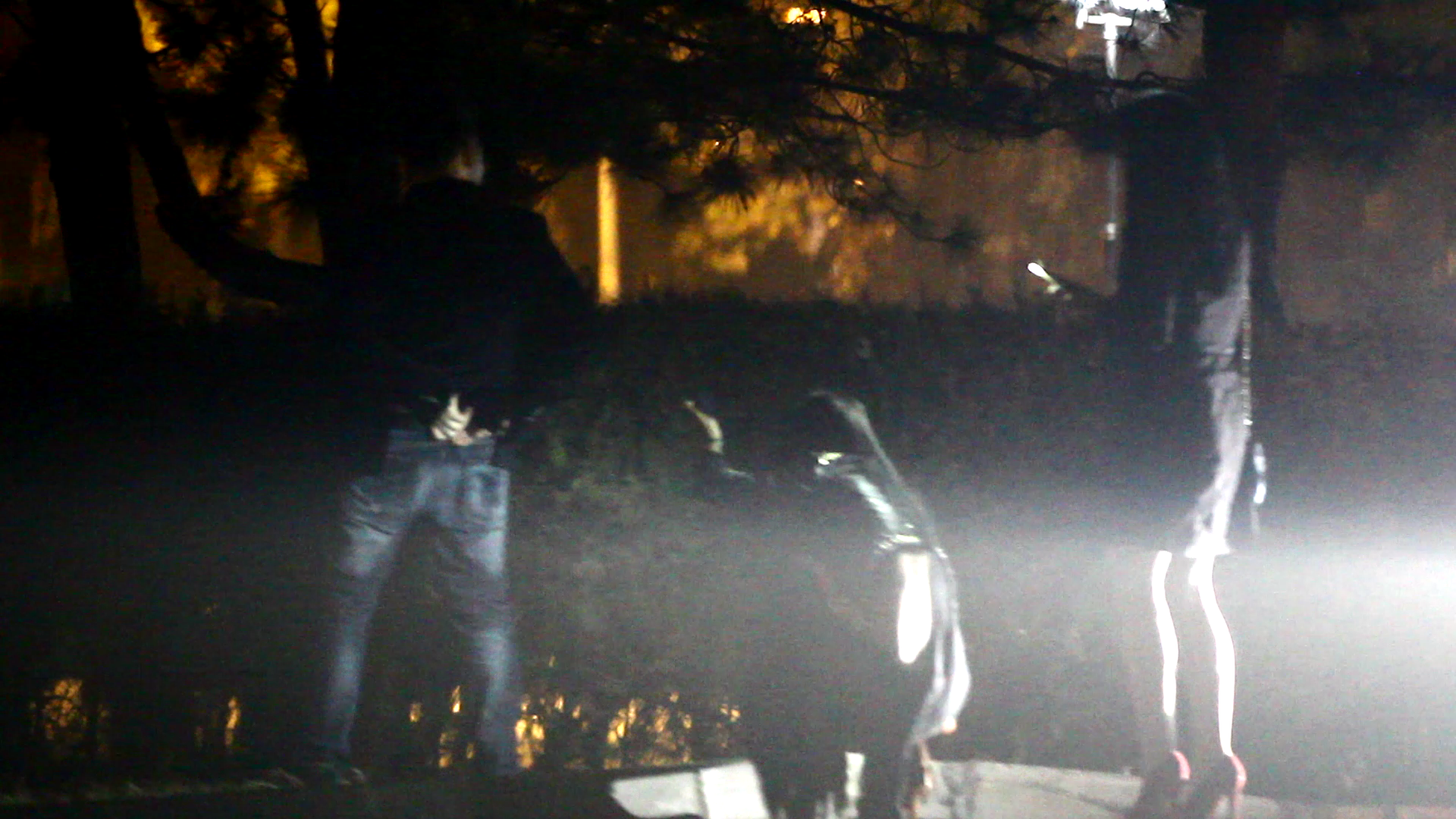 Una dintre fete alege un unghi mai indraznet pentru a imortaliza momentul