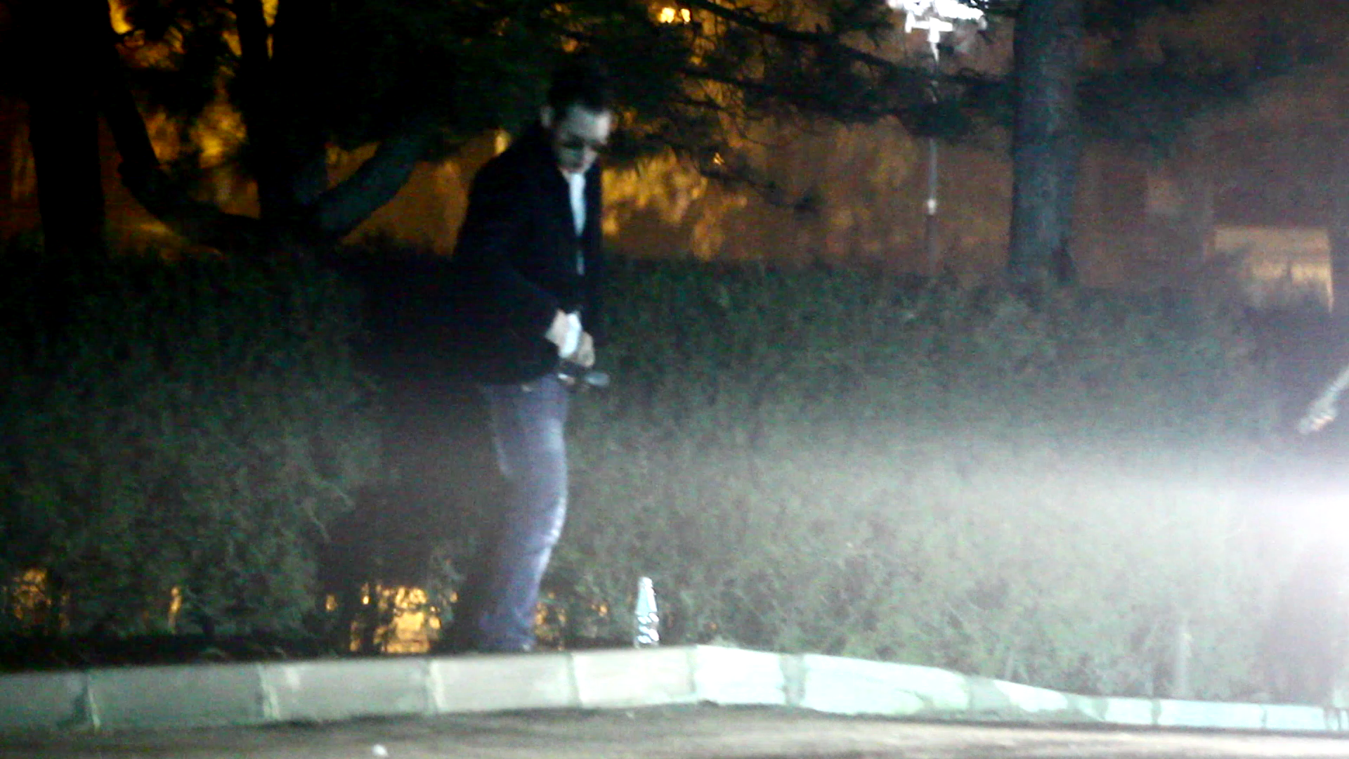 S-a golit vezica, s-a terminat distractia. Andrei Versace se imbraca in graba si pleaca spre masina