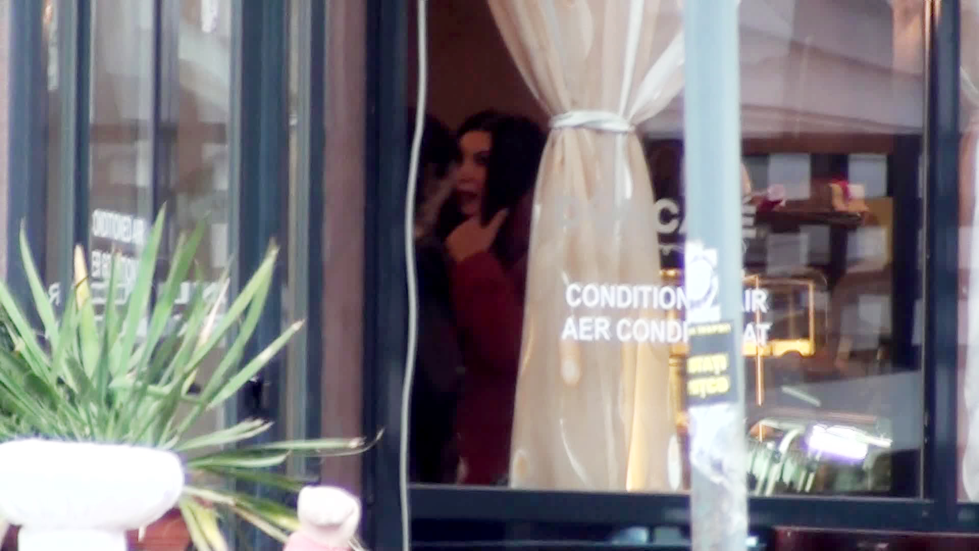 Fostul lider al minerilor ii aranjeaza sotiei sale haina