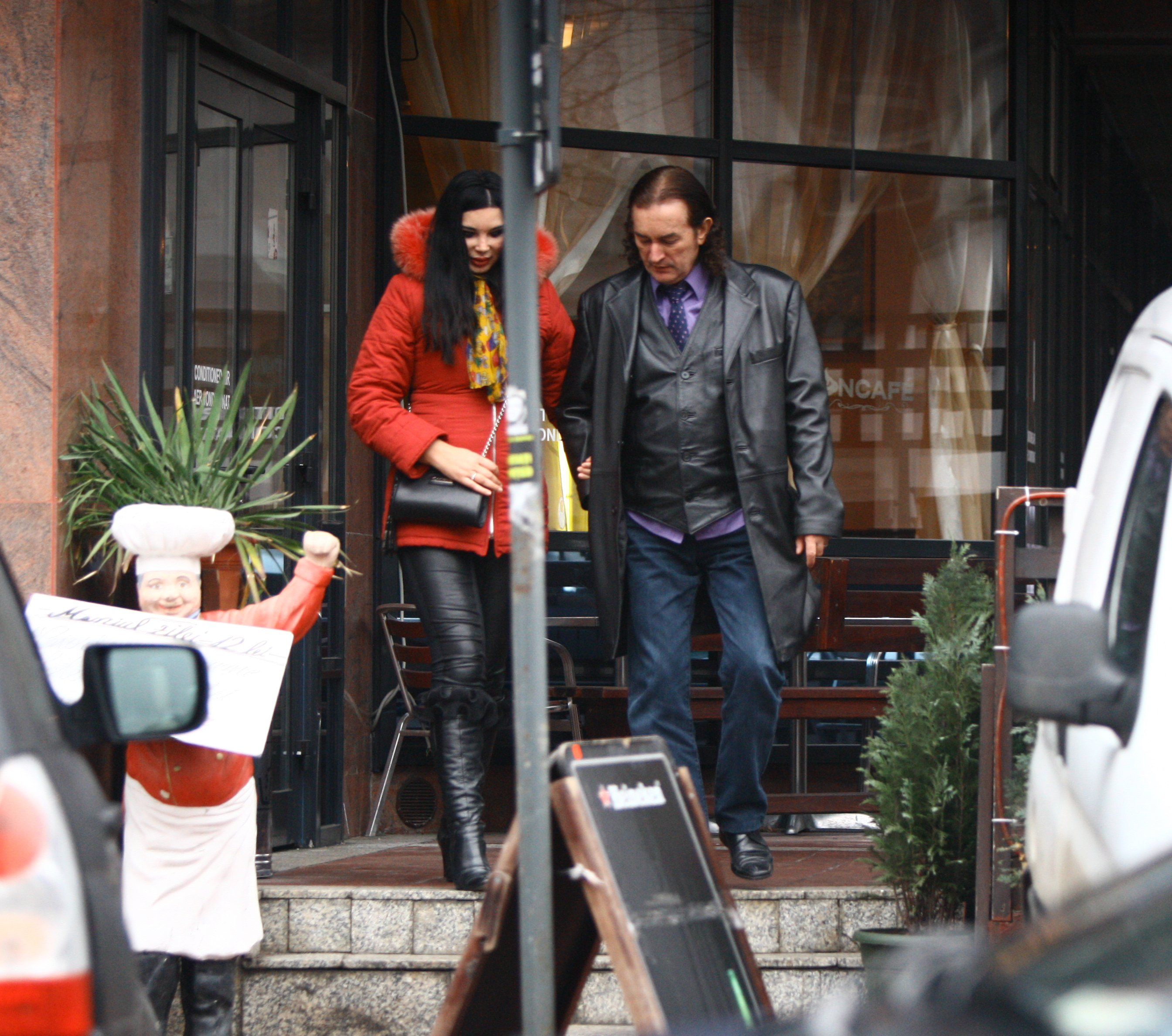 Marinela isi tine sotul de mana la iesirea din restaurant