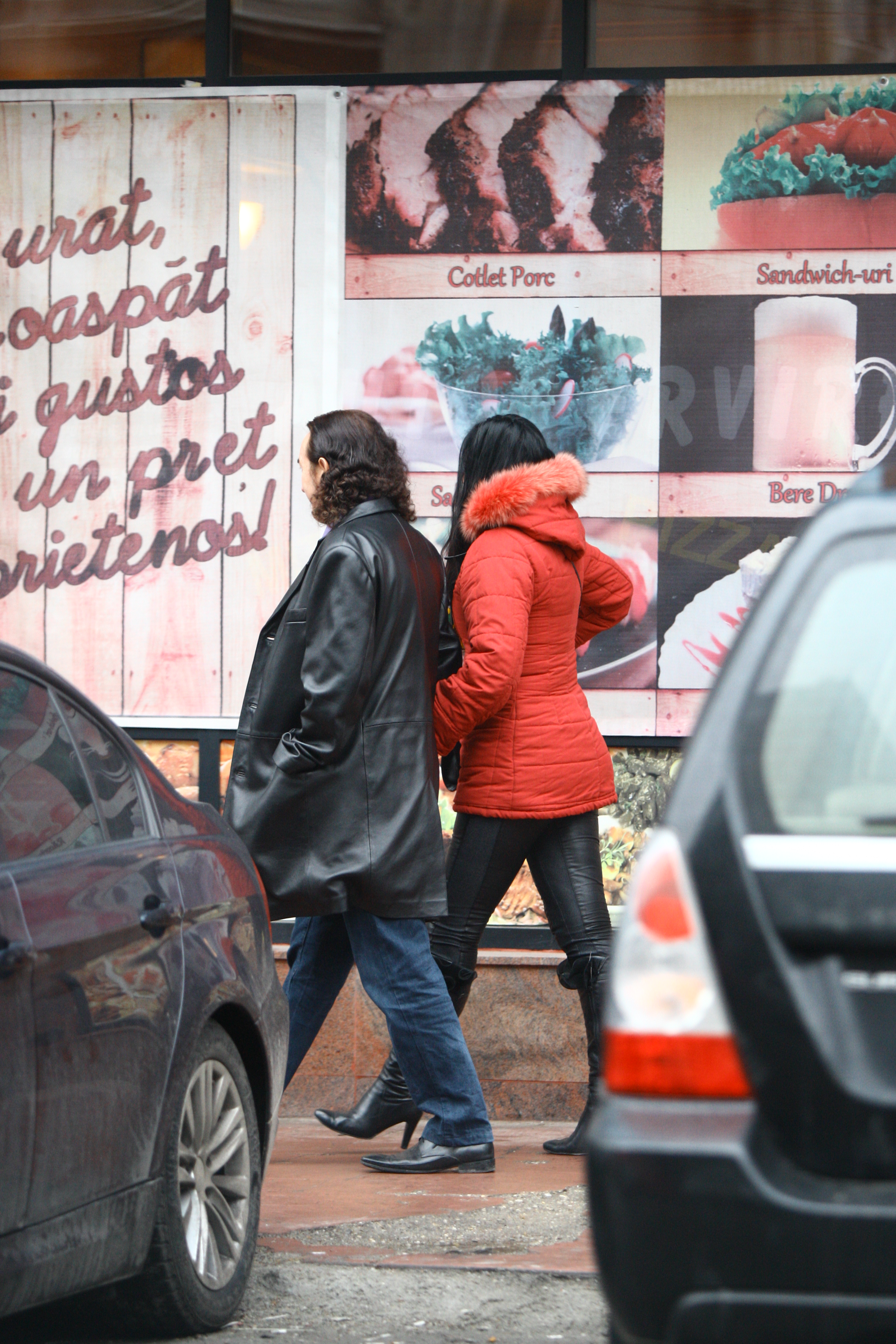 Cei doi se plimba prin oras