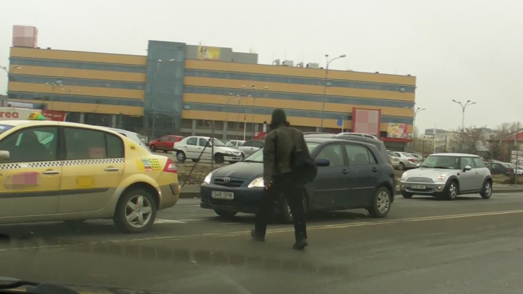 Desi se afla langa un centru comercial dotat cu toalete, barbatul a preferat sa-si faca nevoile in public