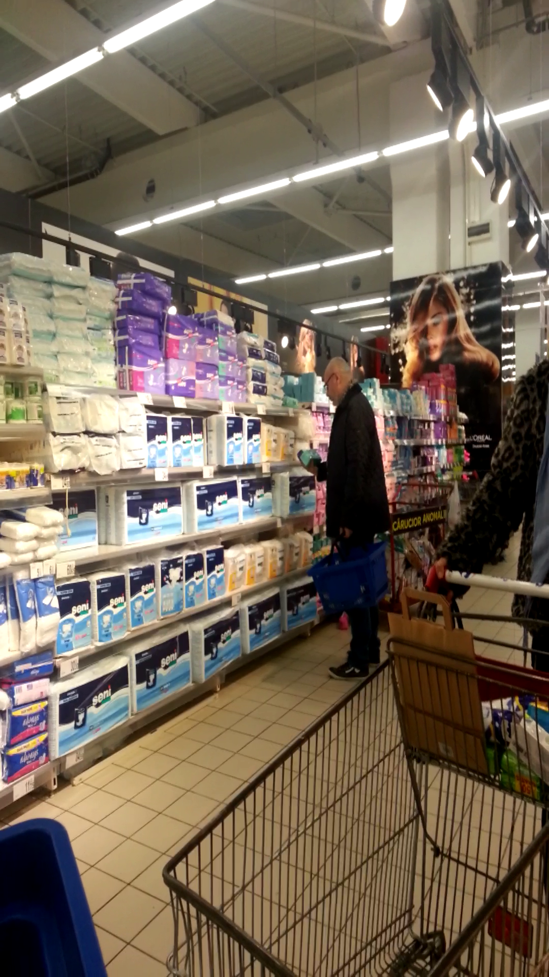 Dr Cristian Andrei alege o cutie de servetele umede