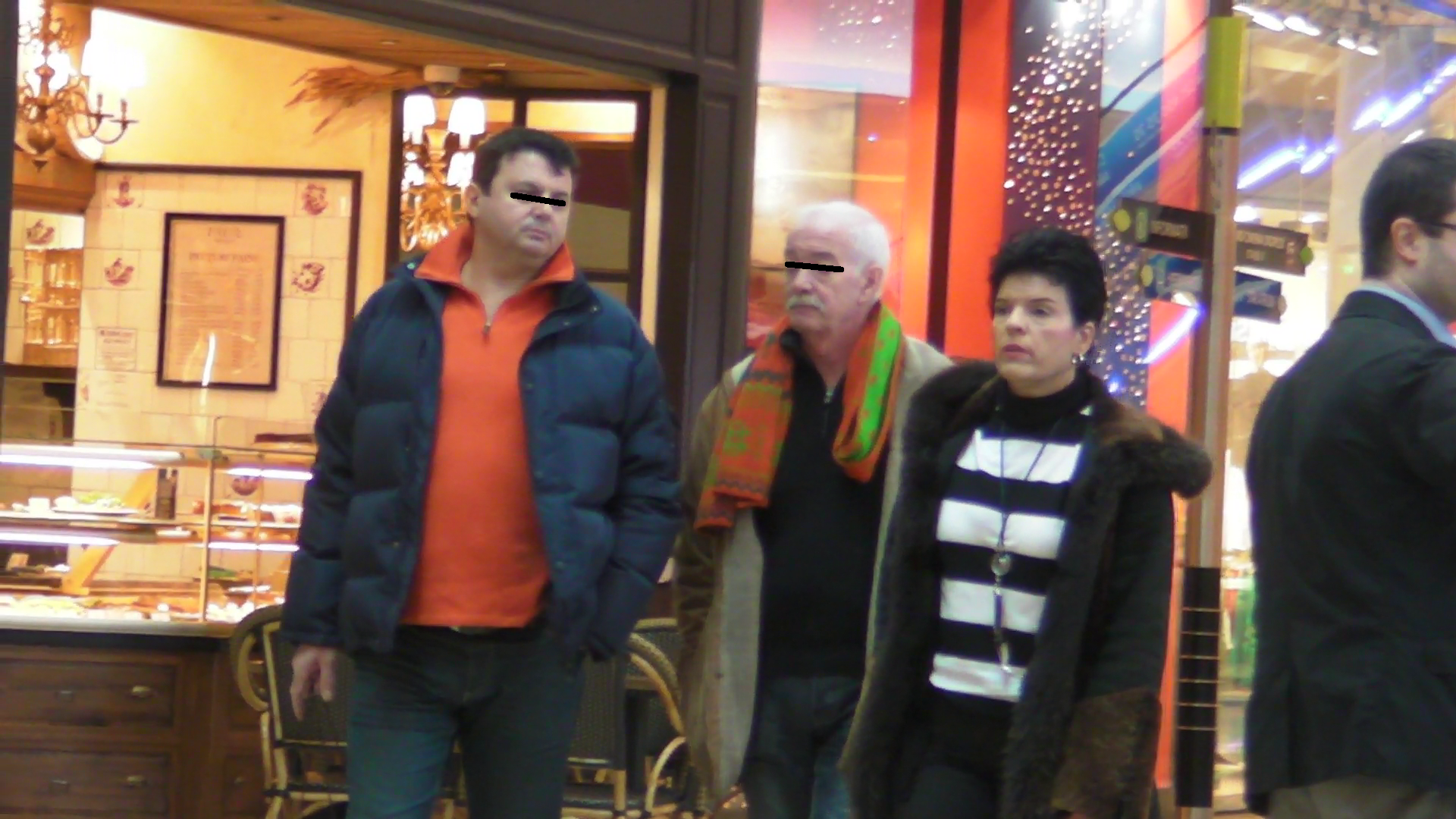 Anca Constantinescu, alaturi de sot si de un amic la cumparaturi