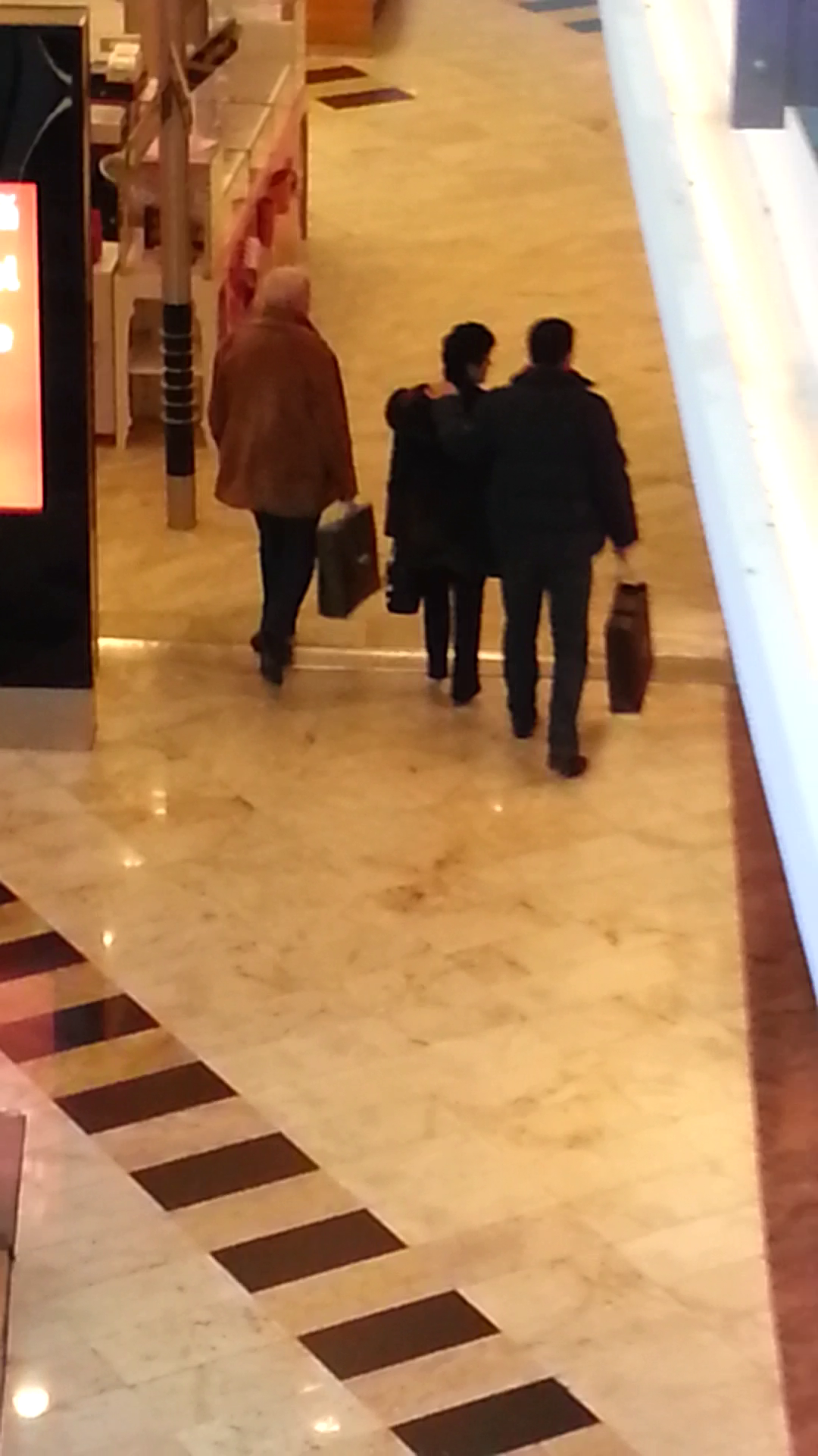 La plecare, sotul o tinea tandru pe dupa umeri pe Anca Constantinescu