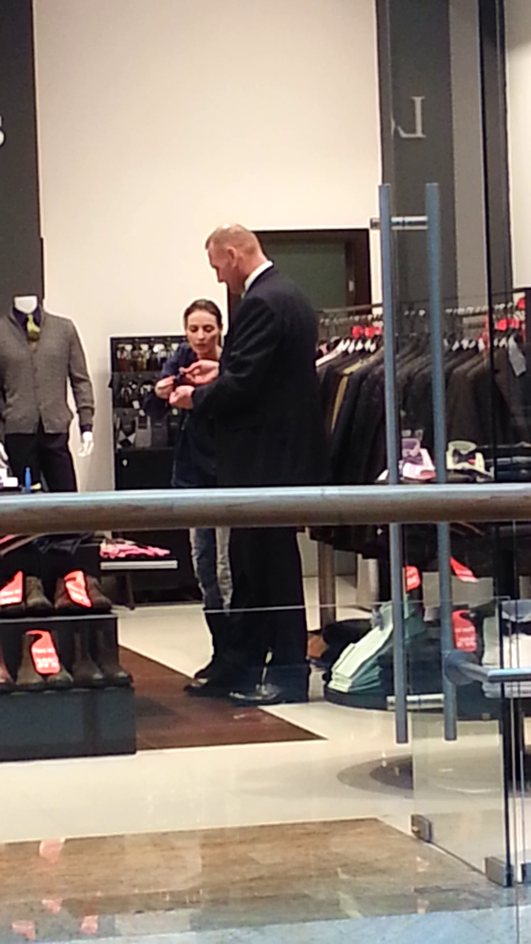 Afaceristul a cerut parerea unei vanzatoare