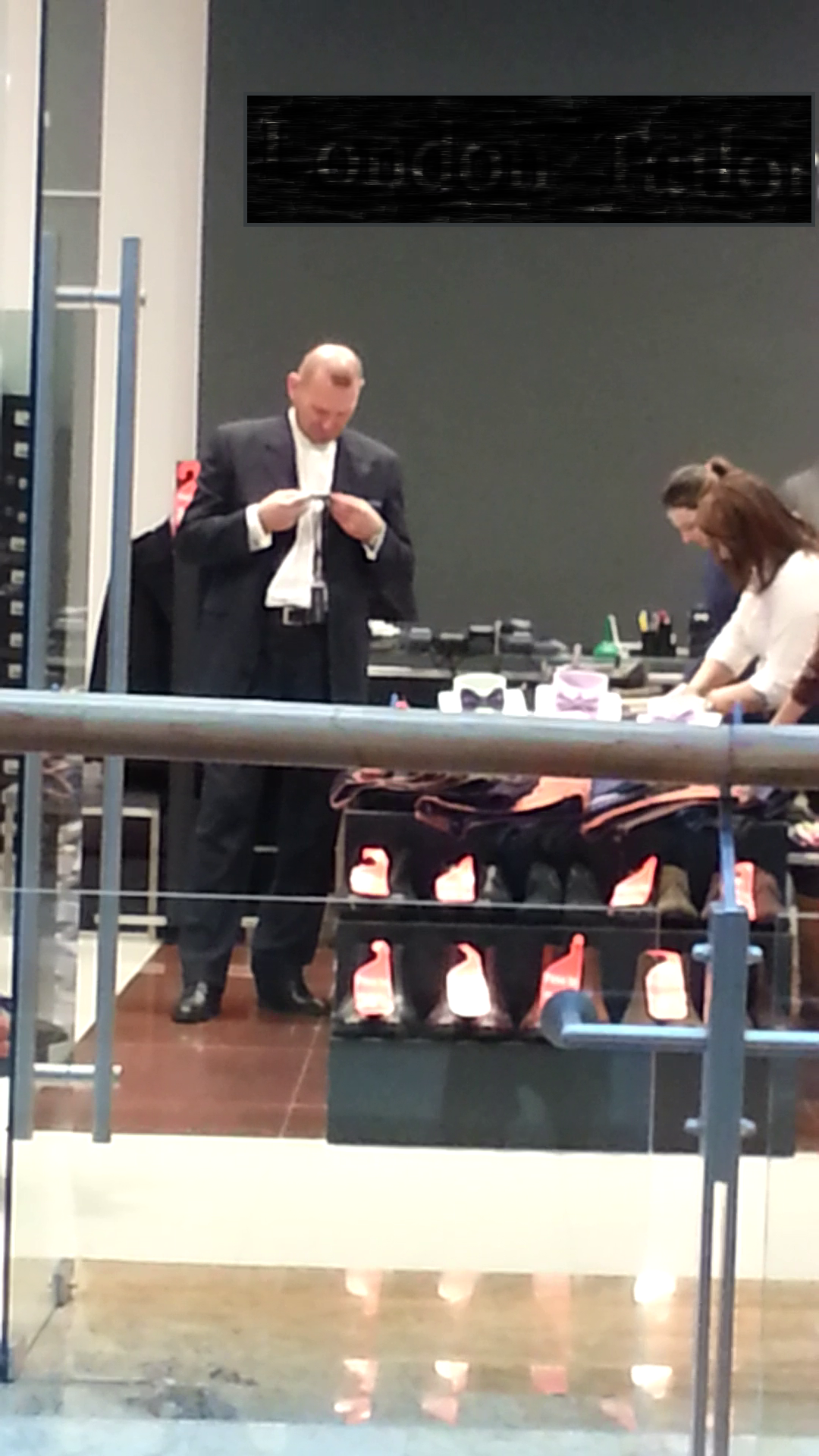 Catarama, atras de o minunatie de papion verde