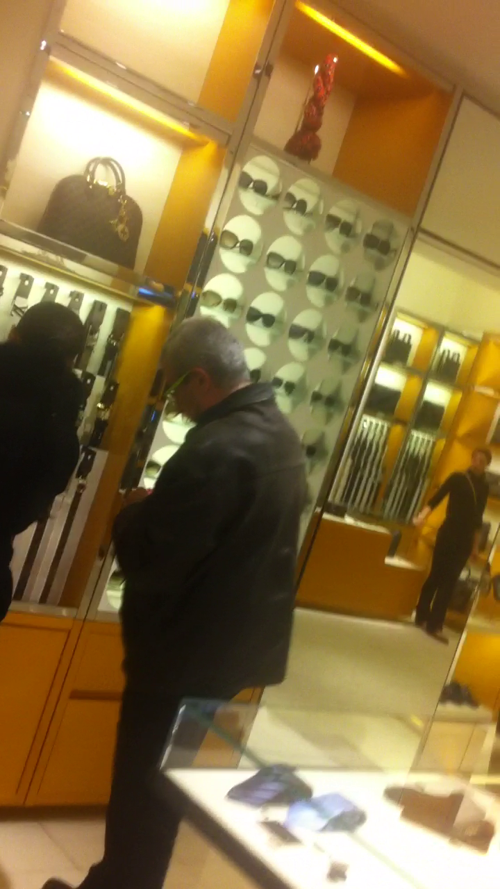 Fostul premier n-a renuntat la ochelari nici cand a ajuns in dreptul raftului cu curele