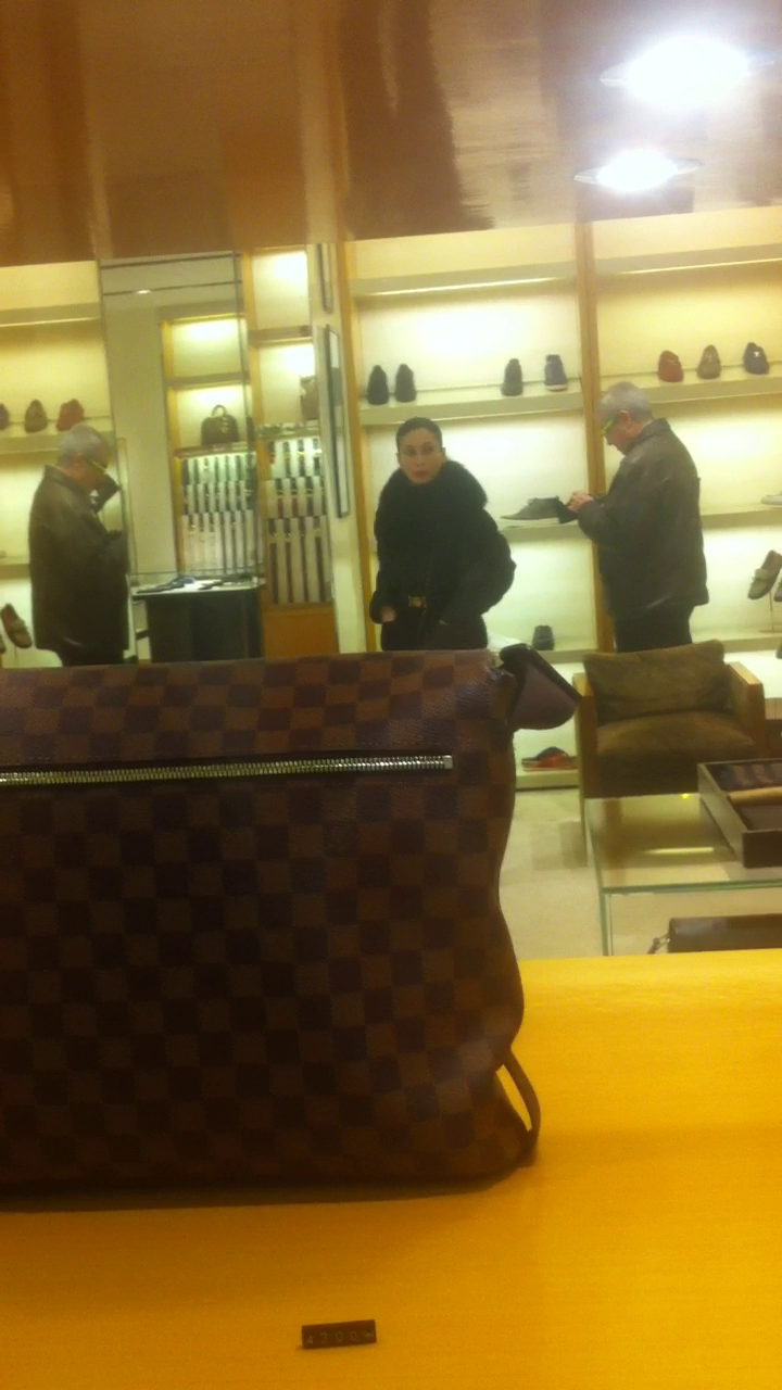 Calin Popescu Tariceanu si iubita sa s-au plimbat prin magazinele din galeria comerciala