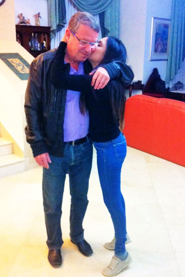 Doctorul alaturi de singura lui fiica, Gal