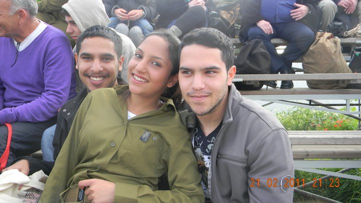 Cei trei copii ai familiei Sharaga au fost crescuti si in spirit romanesc