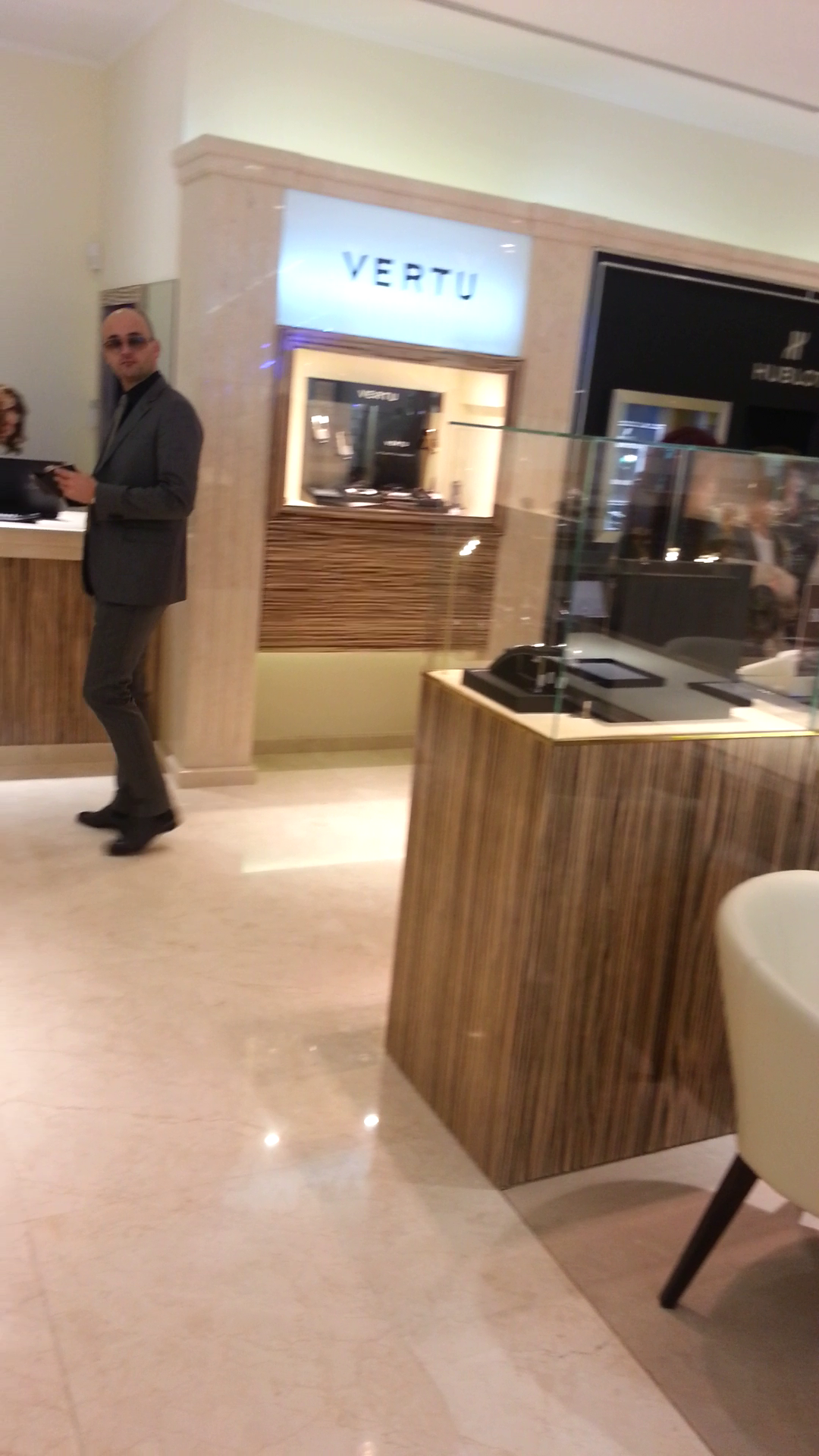 Multumit de ce a gasit in magazin, iubitul Romanitei comandat cateva modele de ceasuri