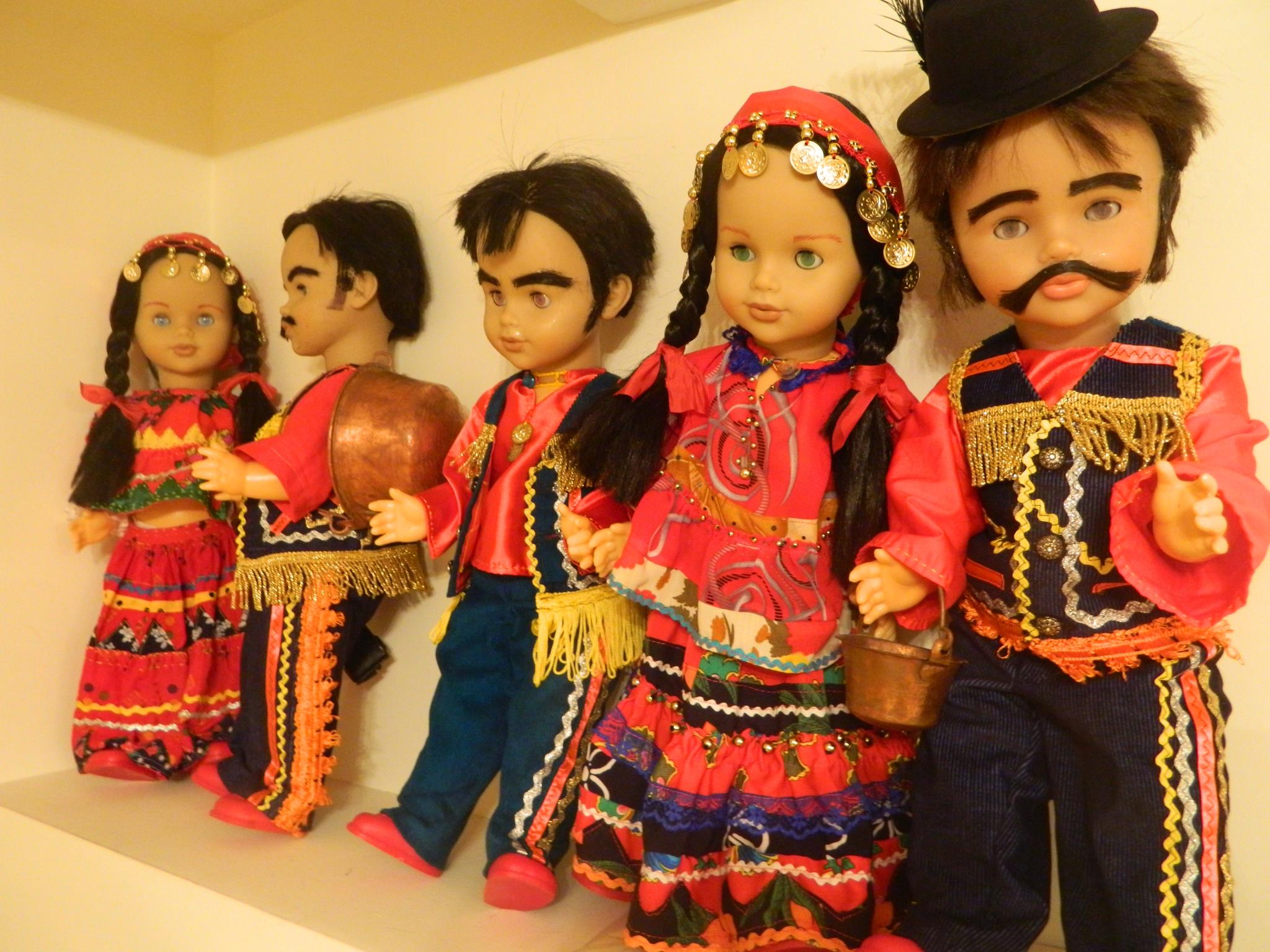 Lulica si Barculica, papusile al caror port traditional a fost conceput in mare masura de Bogdan Cioaba, nepotul regelui