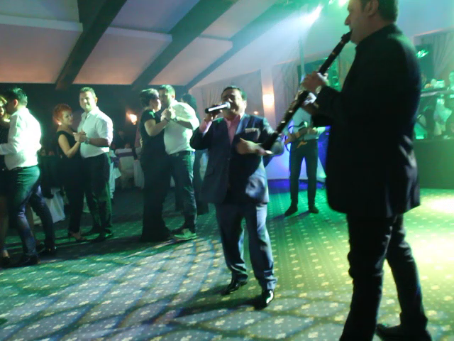 Celebrul manelist Adi Minune s-a invartit pe ringul de dans imitand cateva dintre miscarile de scena ale lui Florin Salam. (Vezi video)