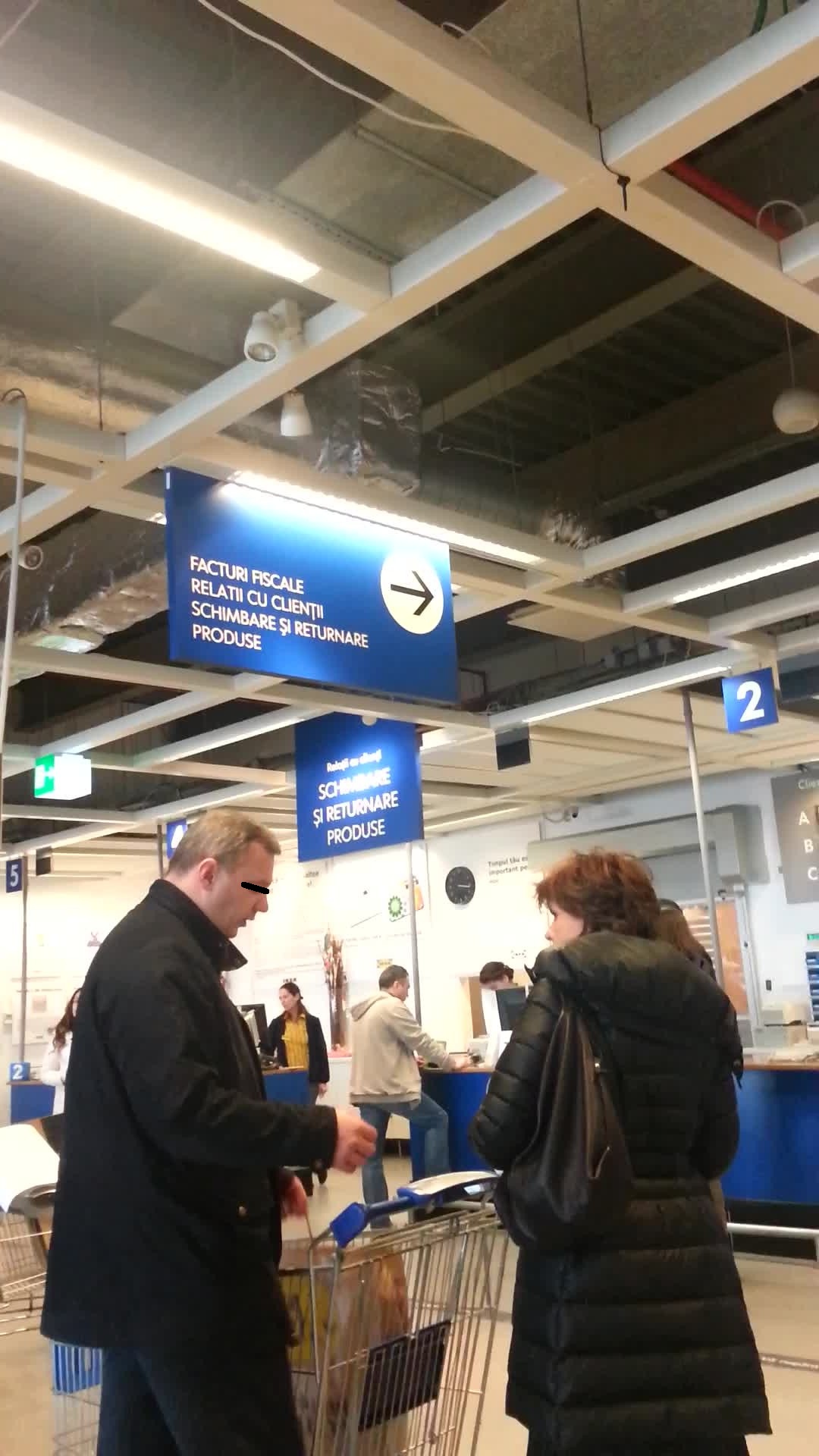 Cristina Copos i-a dat soferului o punga cu accesorii pentru a o duce in masina