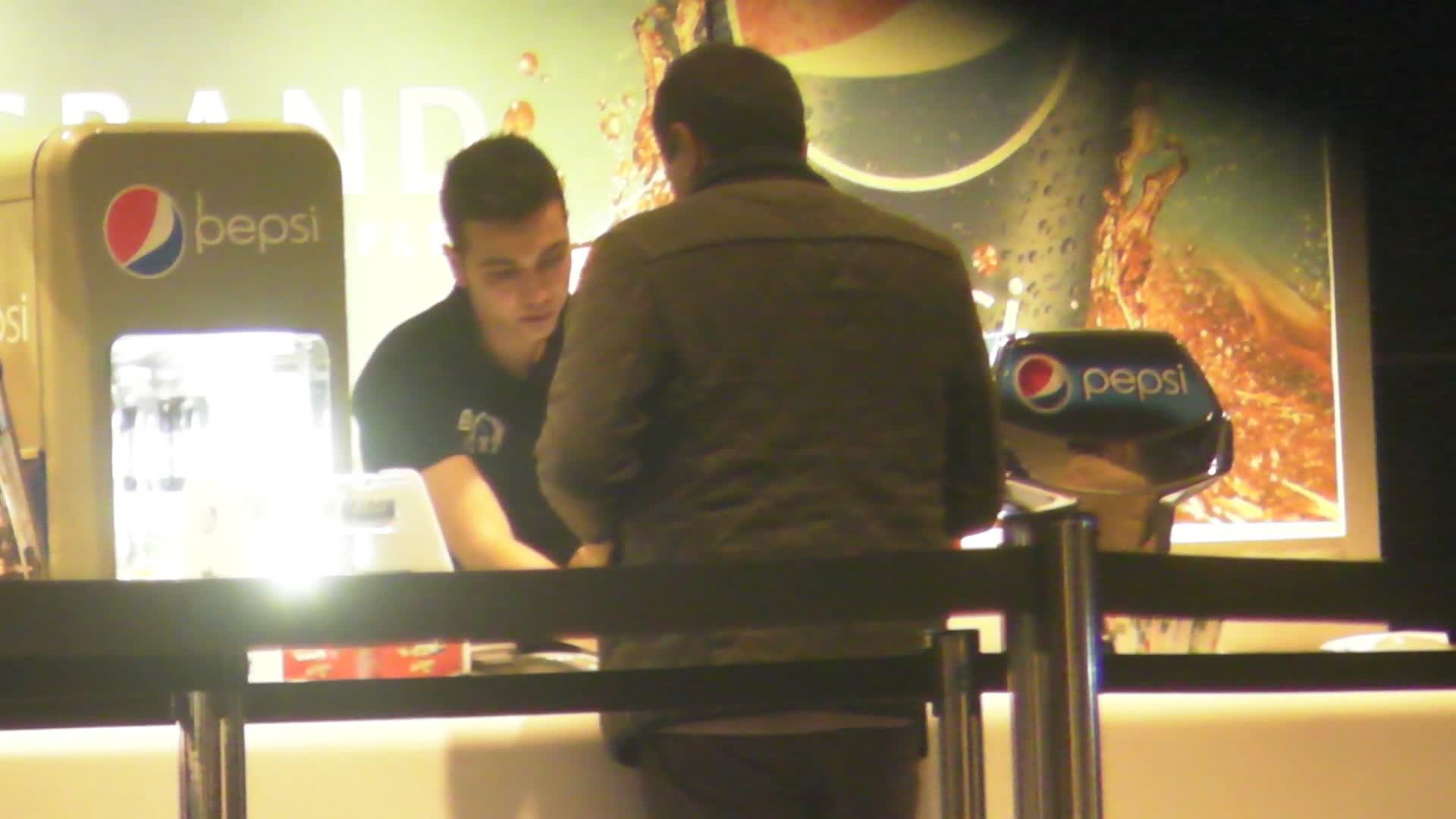 Dupa shopping, cei trei s-au relaxat la un film bun, la cinema