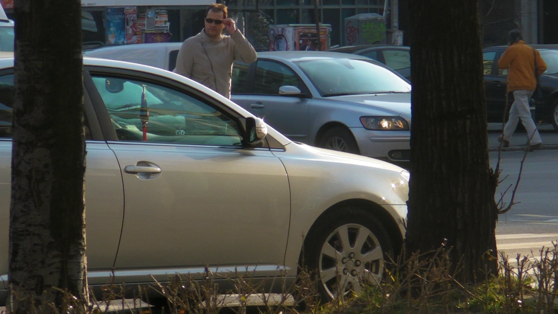 La un moment-dat, si-a pus ochelarii