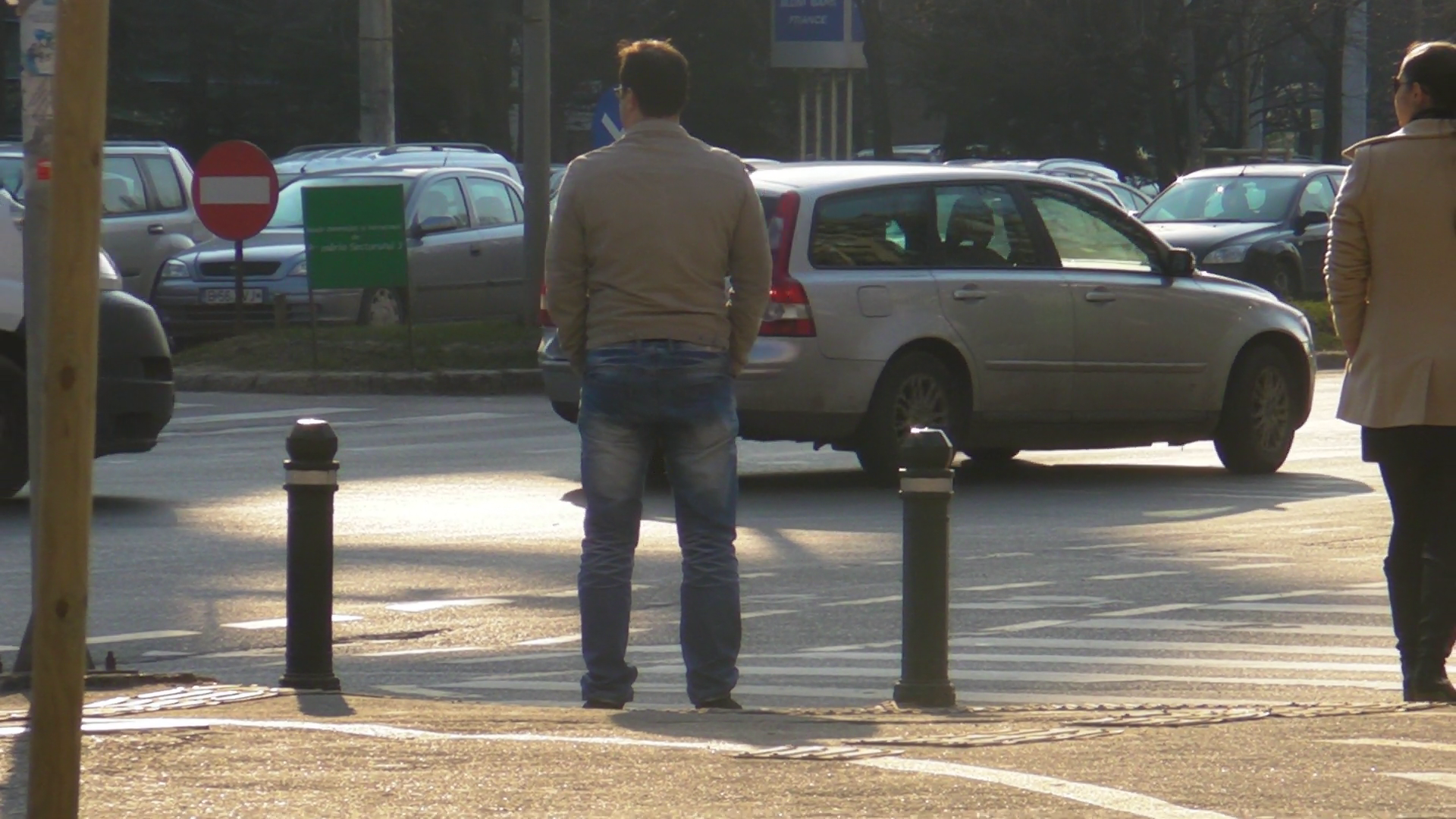 O trecatoare intoarce capul curioasa dupa Huidu