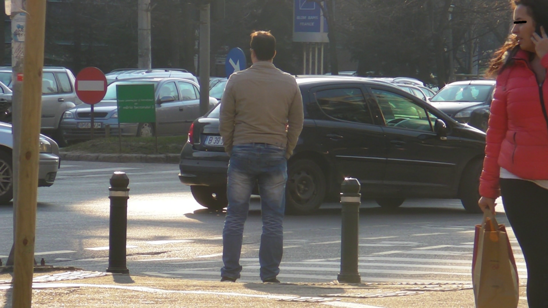 O alta trecatoare il analizeaza cu atentie