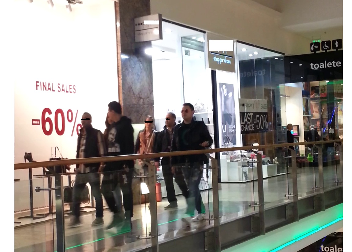 Andrei Versace si prietenii sai s-au plimbat vesel prin mall